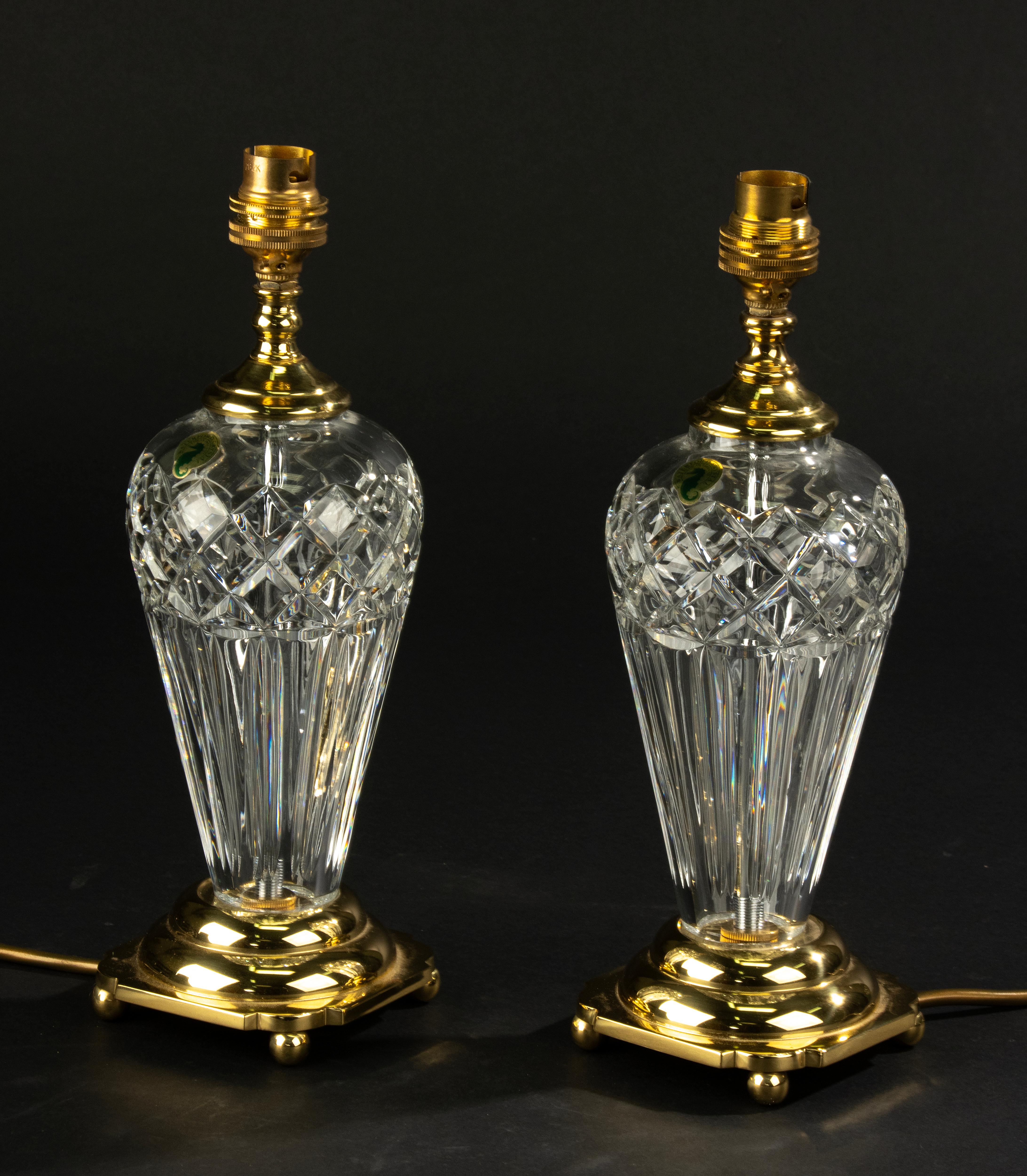 Fatto a mano Coppia di lampade da tavolo in Waterford Crystal con paralumi, anni '90 - Model No. in vendita