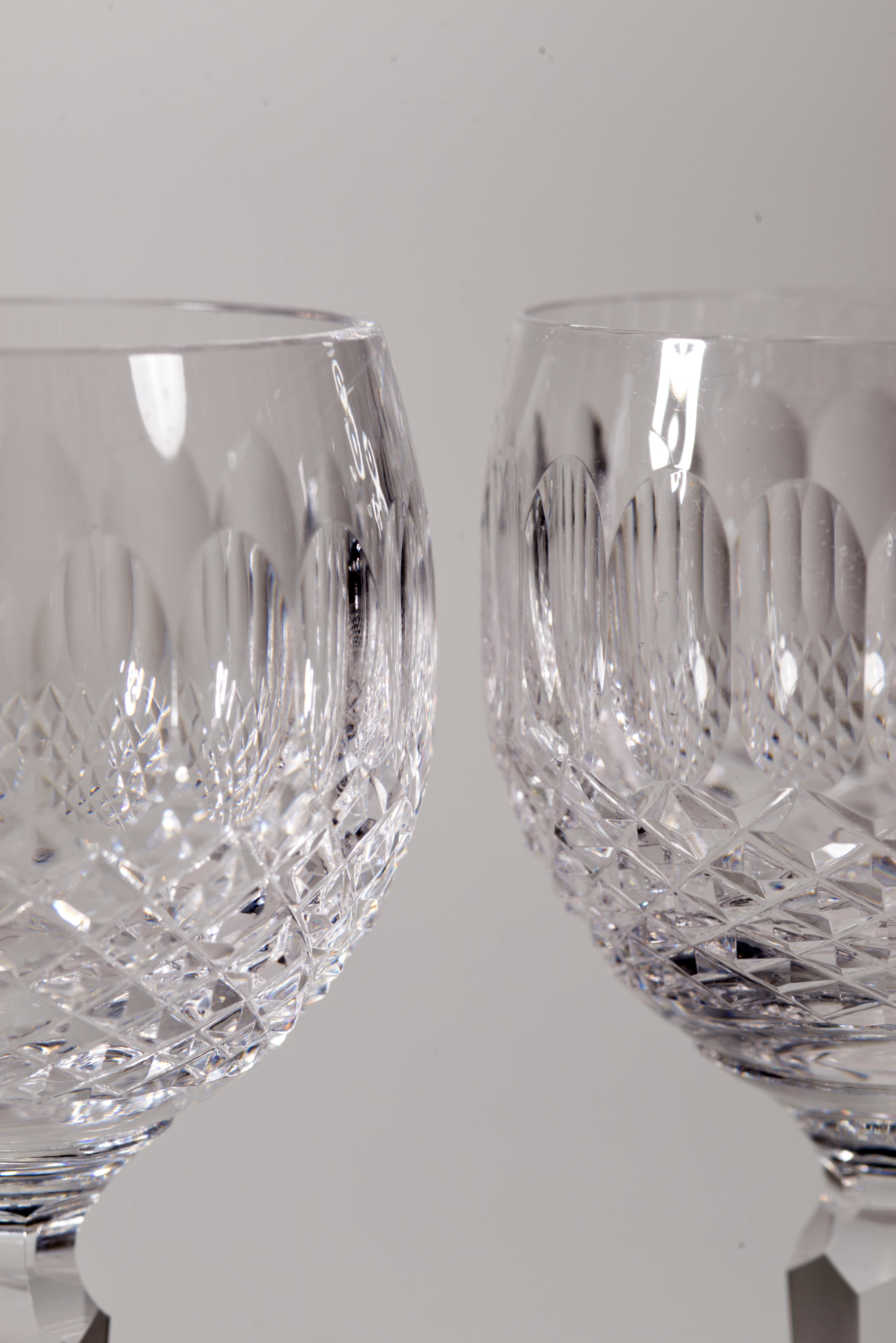  El par de copas de vino Vintage Hock fue fabricado por Waterford en el patrón Colleen. Colleen se caracteriza por patrones sutiles y ornamentados, con cortes verticales anchos y entrecruzados, que complementan una pared más fina, un cuenco de gran