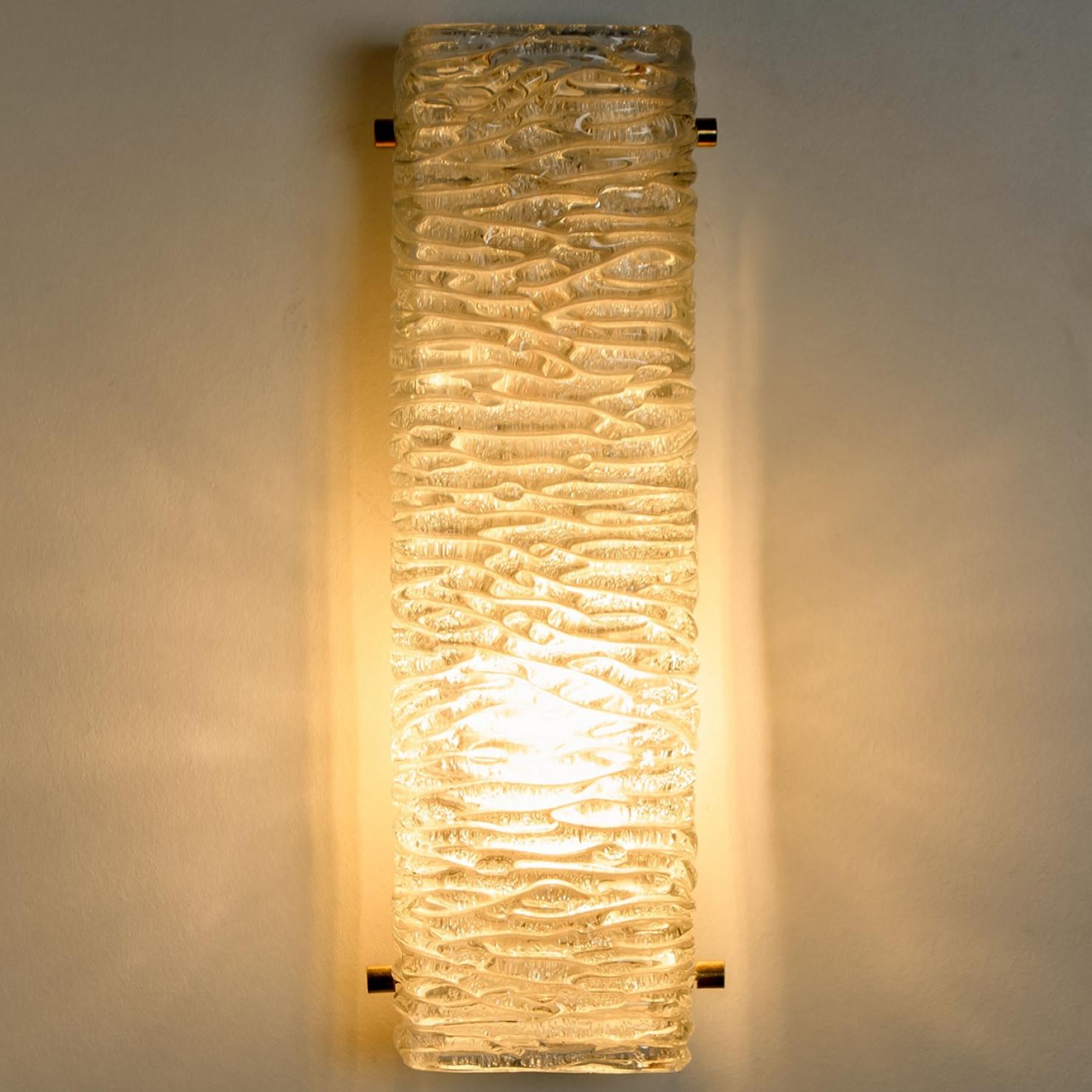 Coppia di lampade da parete in vetro Wave Gold Kalmar, anni '70 in vendita 2
