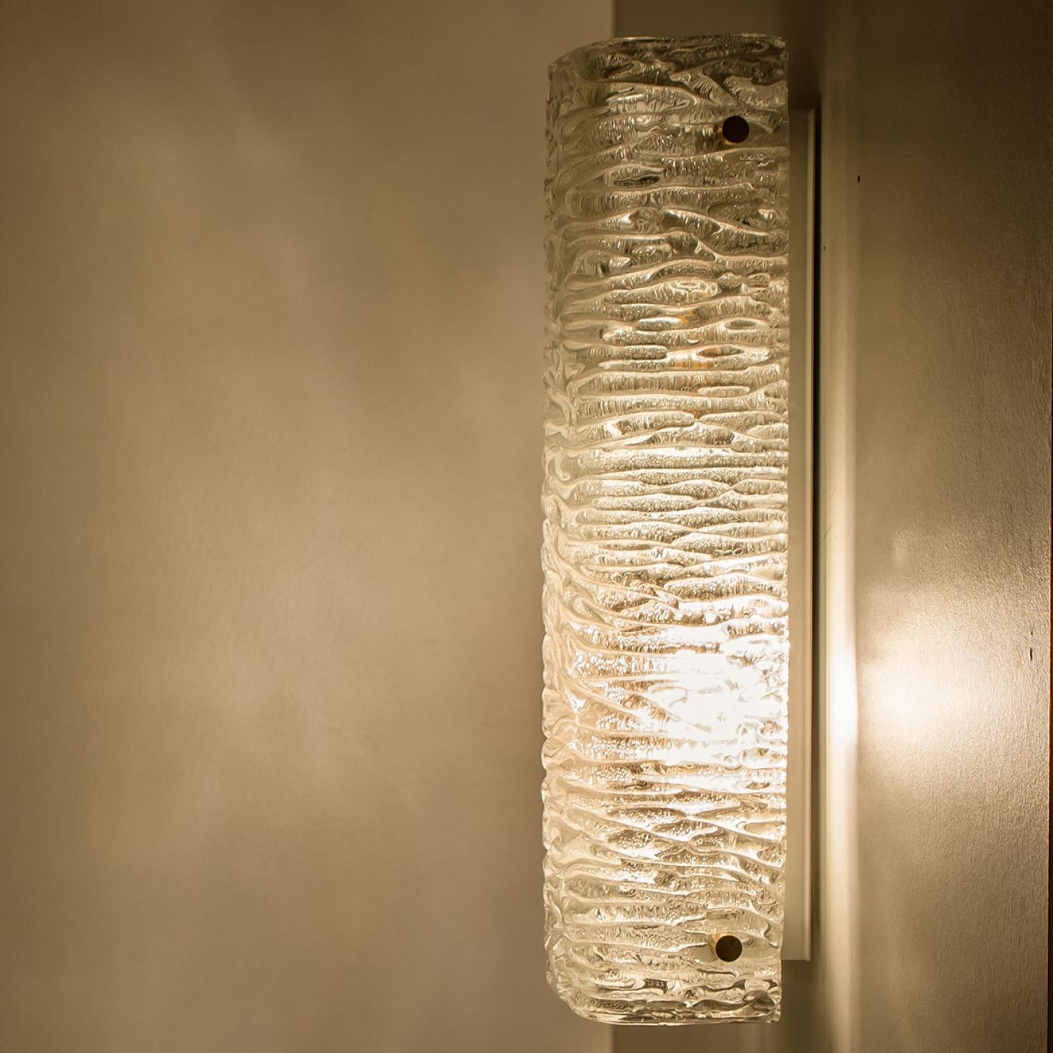 Coppia di lampade da parete in vetro Wave Gold Kalmar, anni '70 in vendita 4