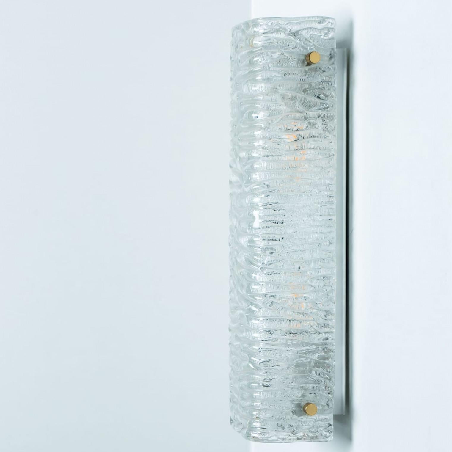 Mid-Century moderno Coppia di lampade da parete in vetro Wave Gold Kalmar, anni '70 in vendita