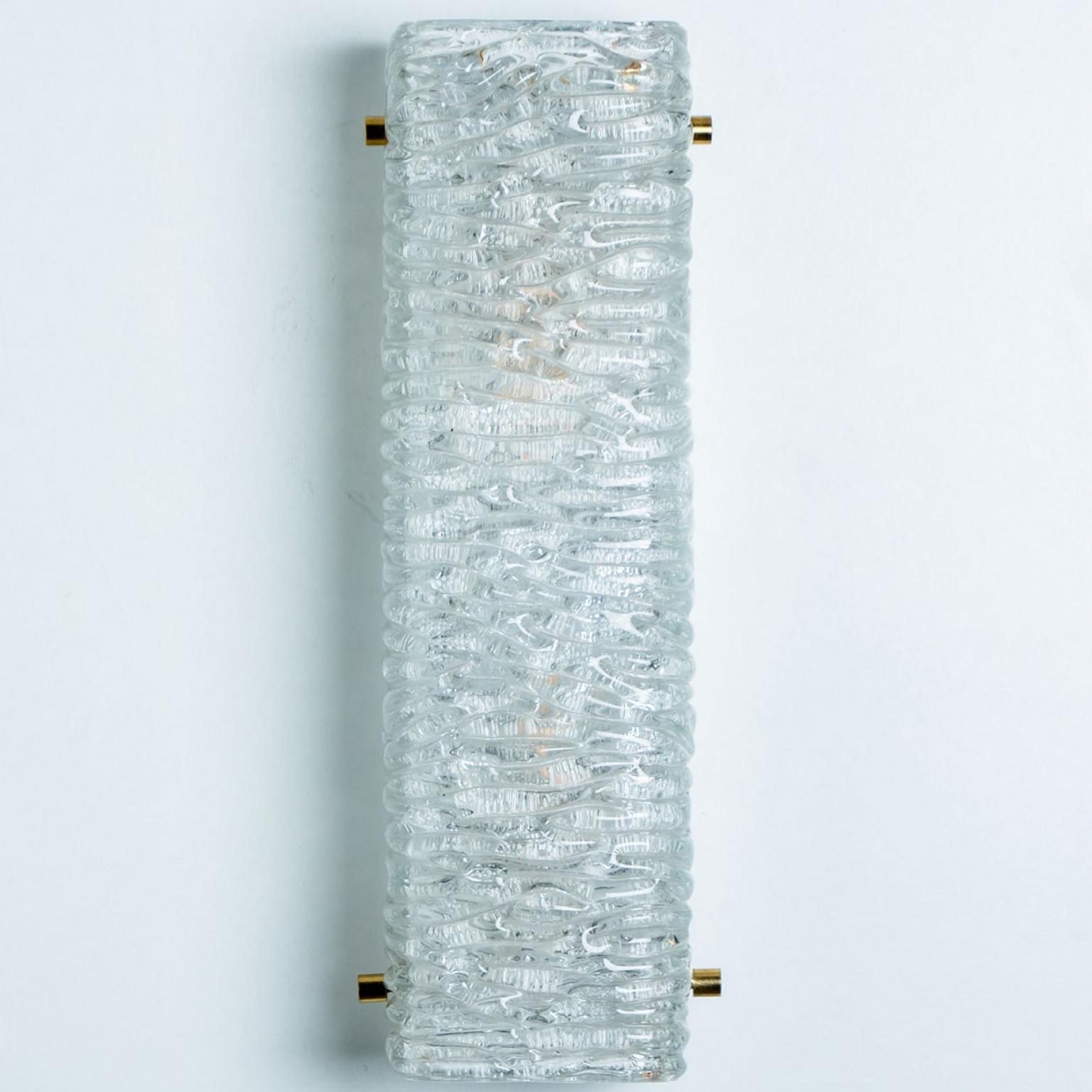 Coppia di lampade da parete in vetro Wave Gold Kalmar, anni '70 In condizioni buone in vendita a Rijssen, NL