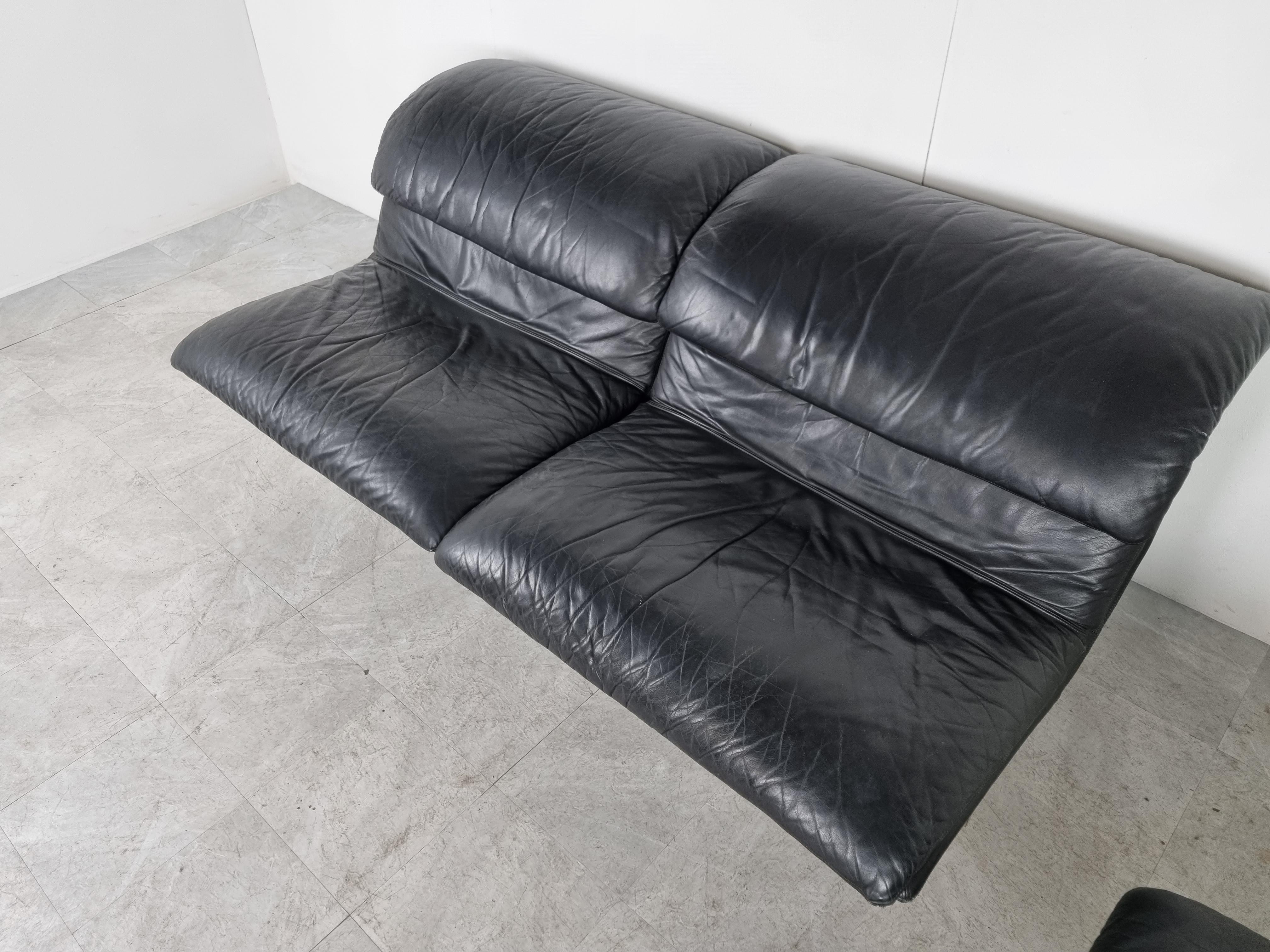 Pair of Wave Sofas by Giovanni Offredi for Saporiti, 1970s In Good Condition In Leuven, Vlaams Gewest