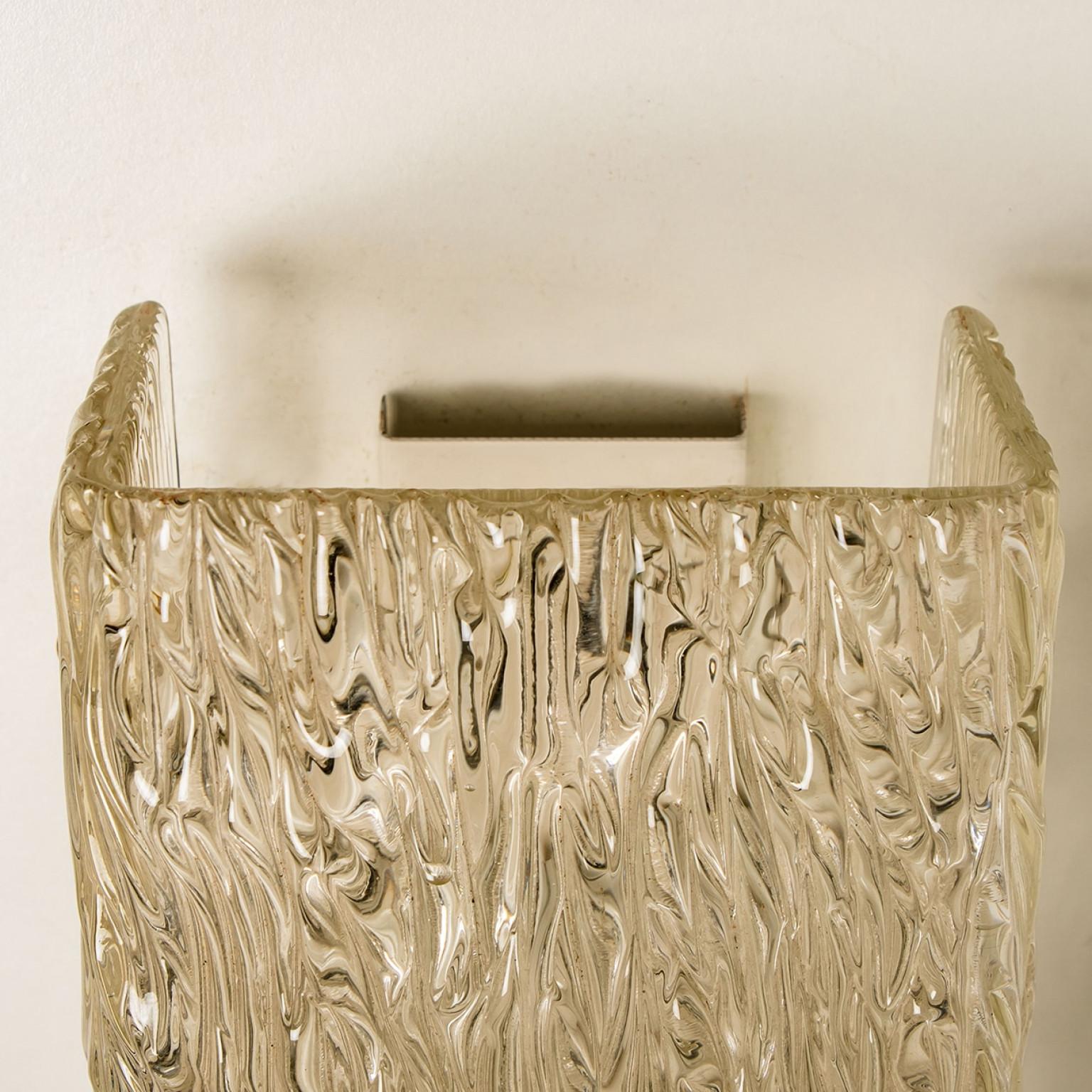 Pareja de apliques dorados de cristal con textura ondulada Kalmar, años 70 en venta 2