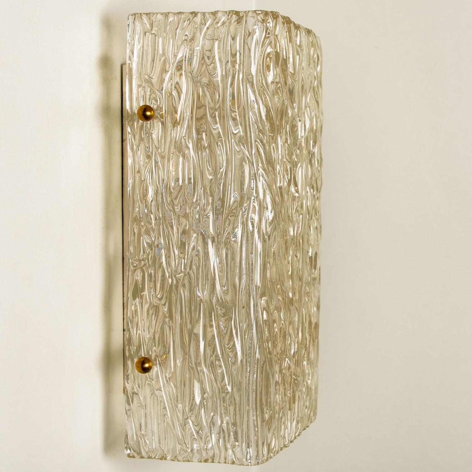 Pair of Wave Textured Glass Gold Wall Lights Kalmar, 1970s en venta 3