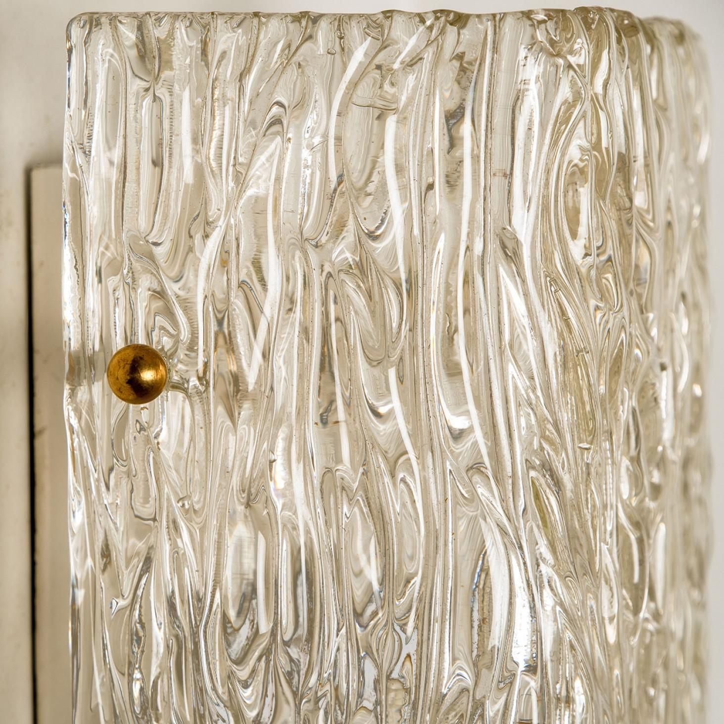 Pair of Wave Textured Glass Gold Wall Lights Kalmar, 1970s en venta 4