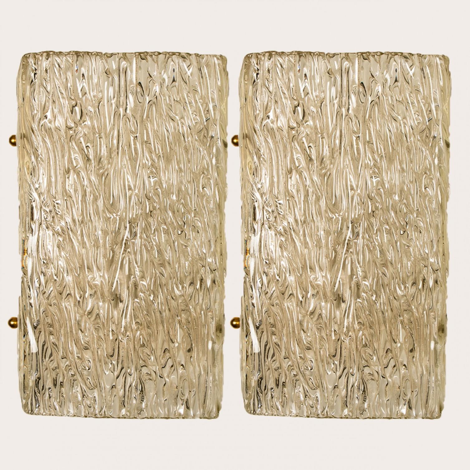 Pair of Wave Textured Glass Gold Wall Lights Kalmar, 1970s en venta 5
