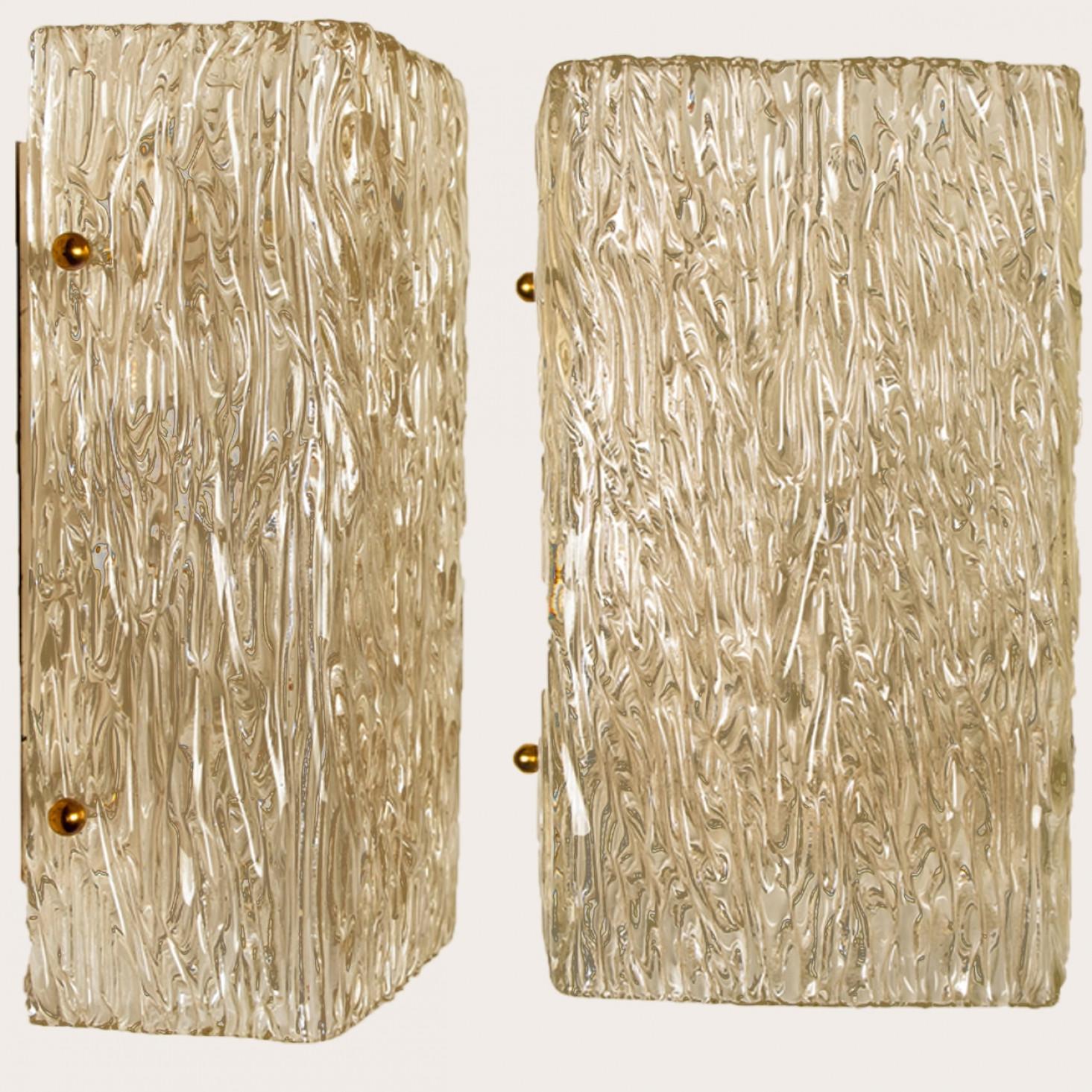Pareja de apliques dorados de cristal con textura ondulada Kalmar, años 70 en venta 6