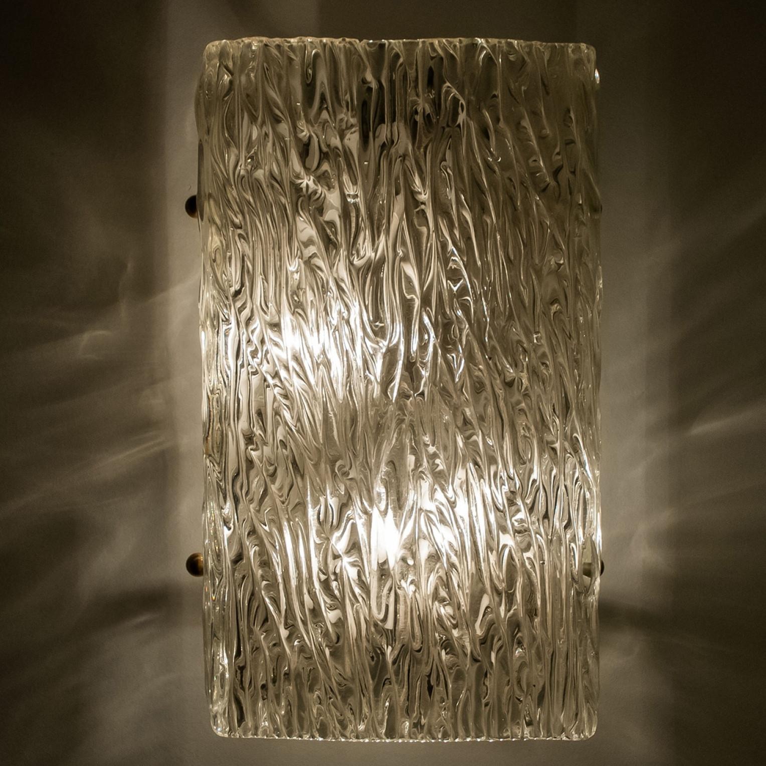 Bellissima lampada di alta qualità prodotta da Kalmar, Austria. Prodotto a metà del secolo, circa 1970 (fine anni '60 e inizio anni '70).

Questa applique è caratterizzata da luci in vetro lavorato a mano con texture a onda e da una piastra