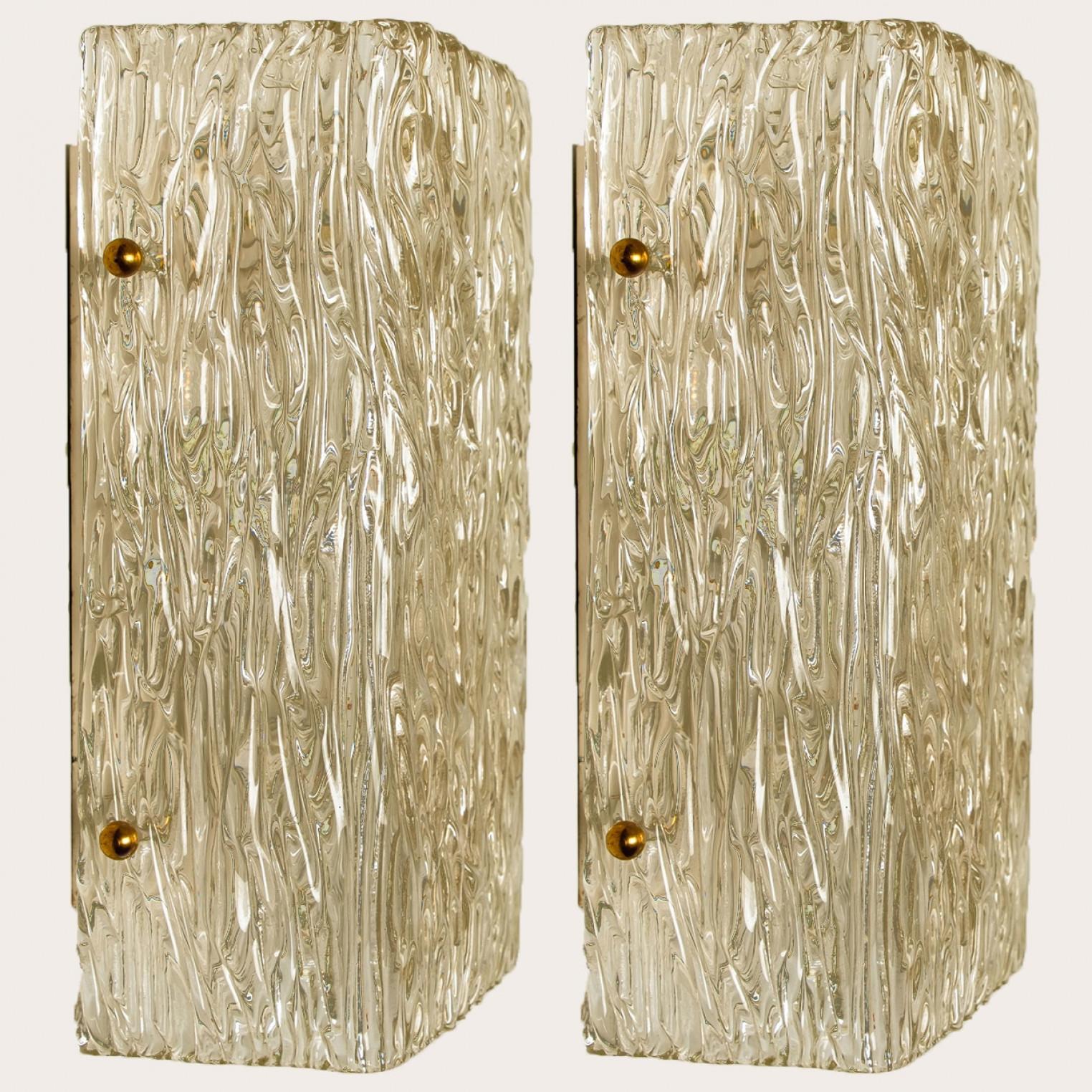 Pareja de apliques dorados de cristal con textura ondulada Kalmar, años 70 Alemán en venta