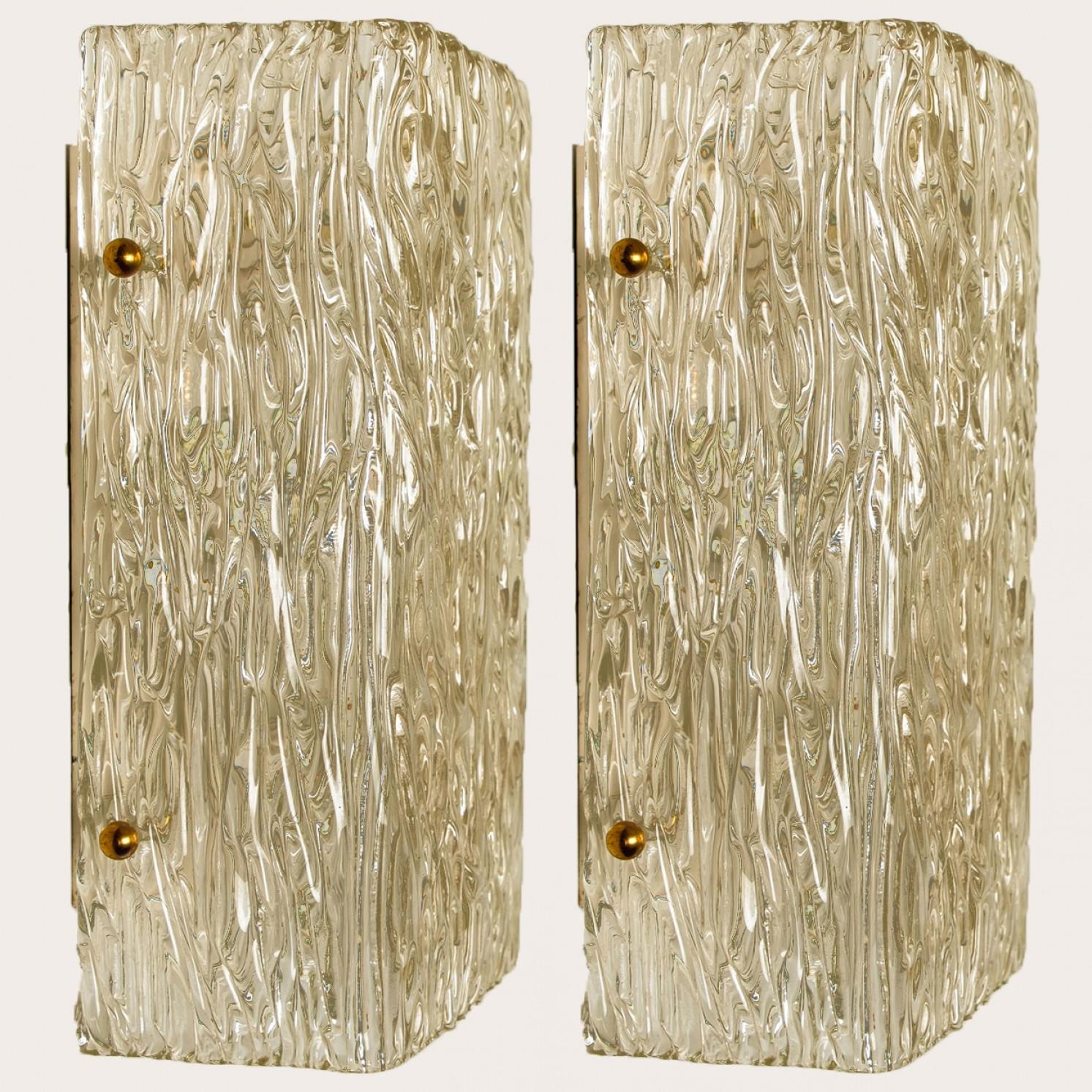 Pair of Wave Textured Glass Gold Wall Lights Kalmar, 1970s Alemán en venta