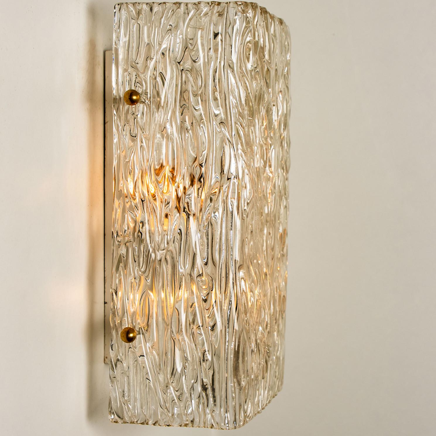 Pair of Wave Textured Glass Gold Wall Lights Kalmar, 1970s In Good Condition For Sale In Rijssen, NL