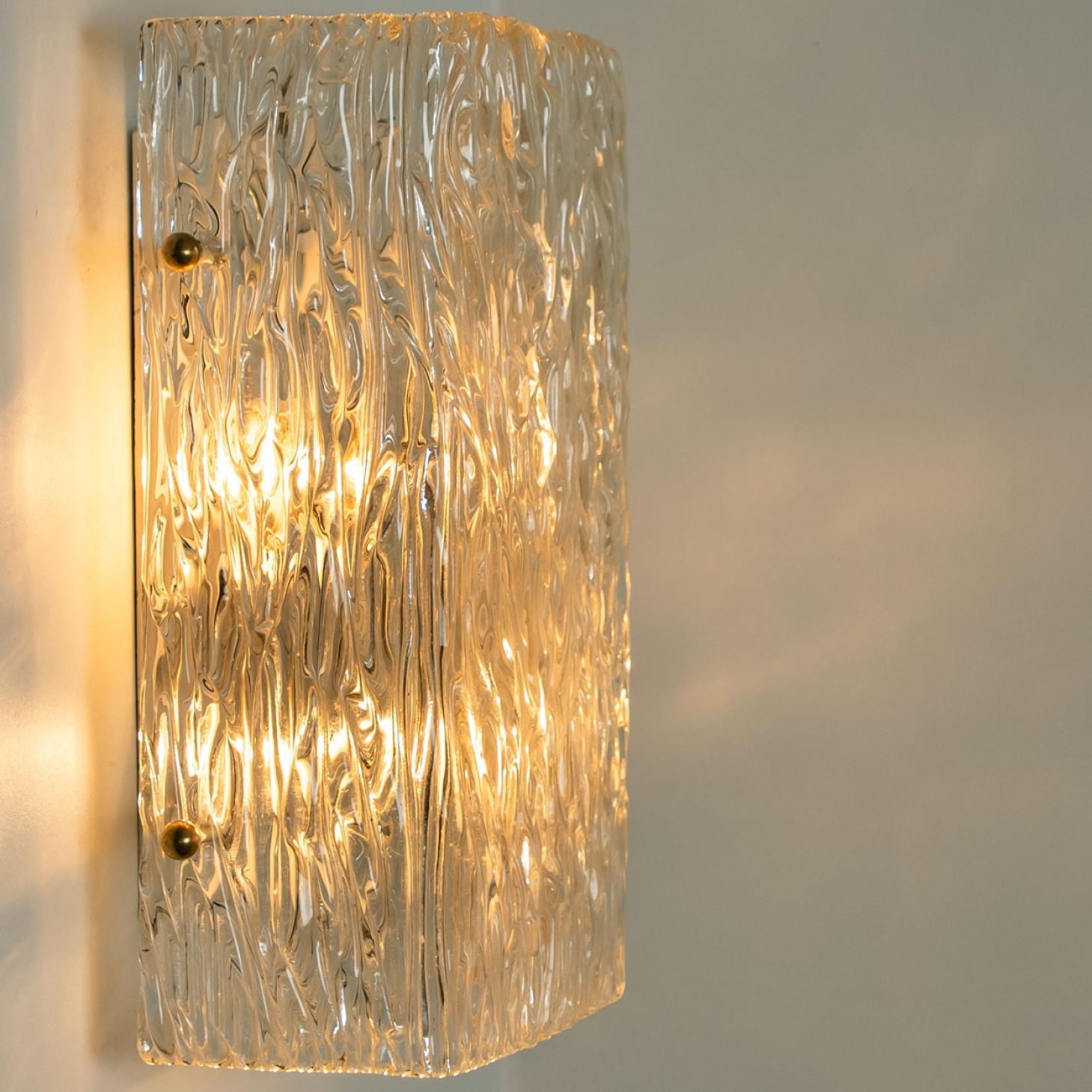Pair of Wave Textured Glass Gold Wall Lights Kalmar, 1970s en Bueno estado para la venta en Rijssen, NL
