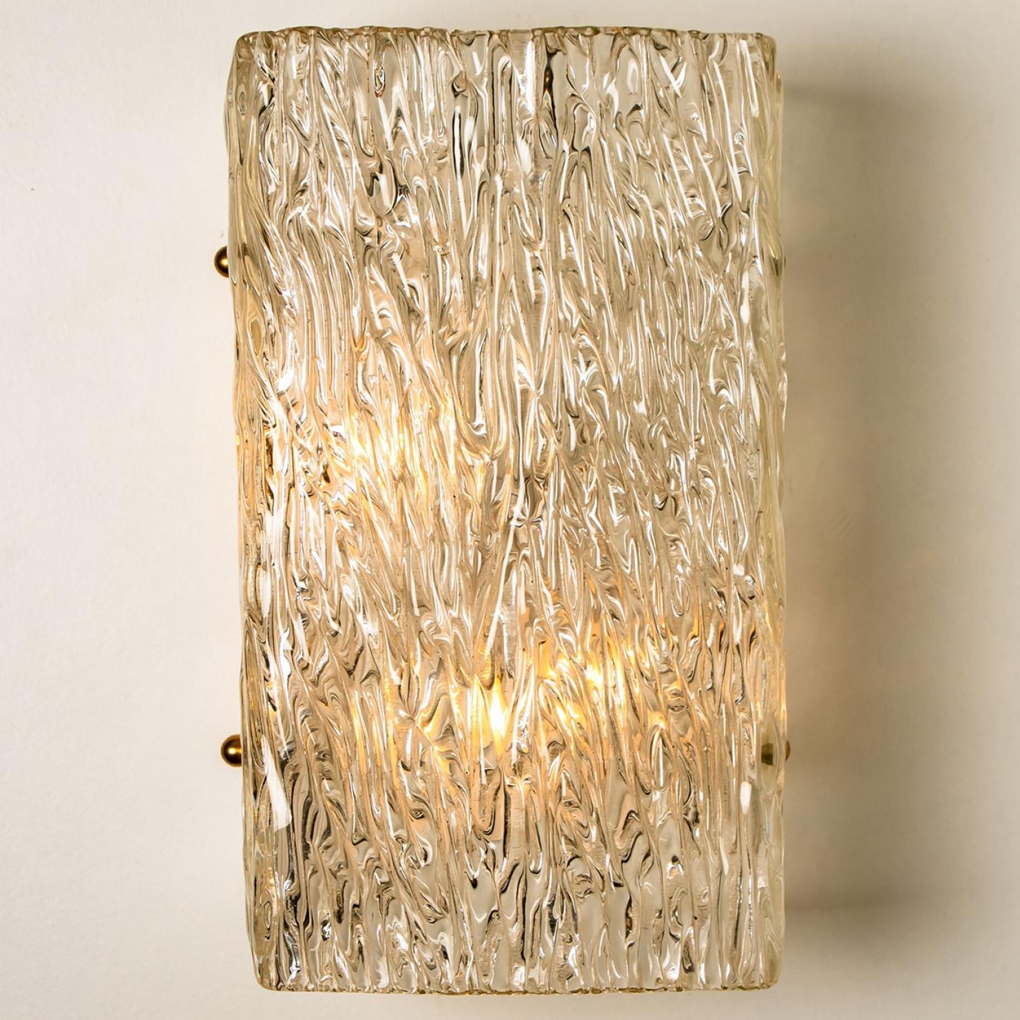 Pair of Wave Textured Glass Gold Wall Lights Kalmar, 1970s Oro en venta
