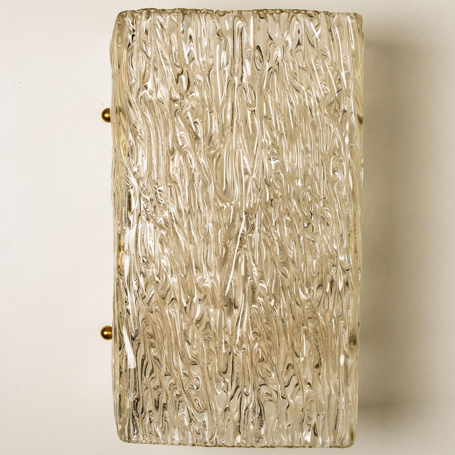 Pair of Wave Textured Glass Gold Wall Lights Kalmar, 1970s en venta 1