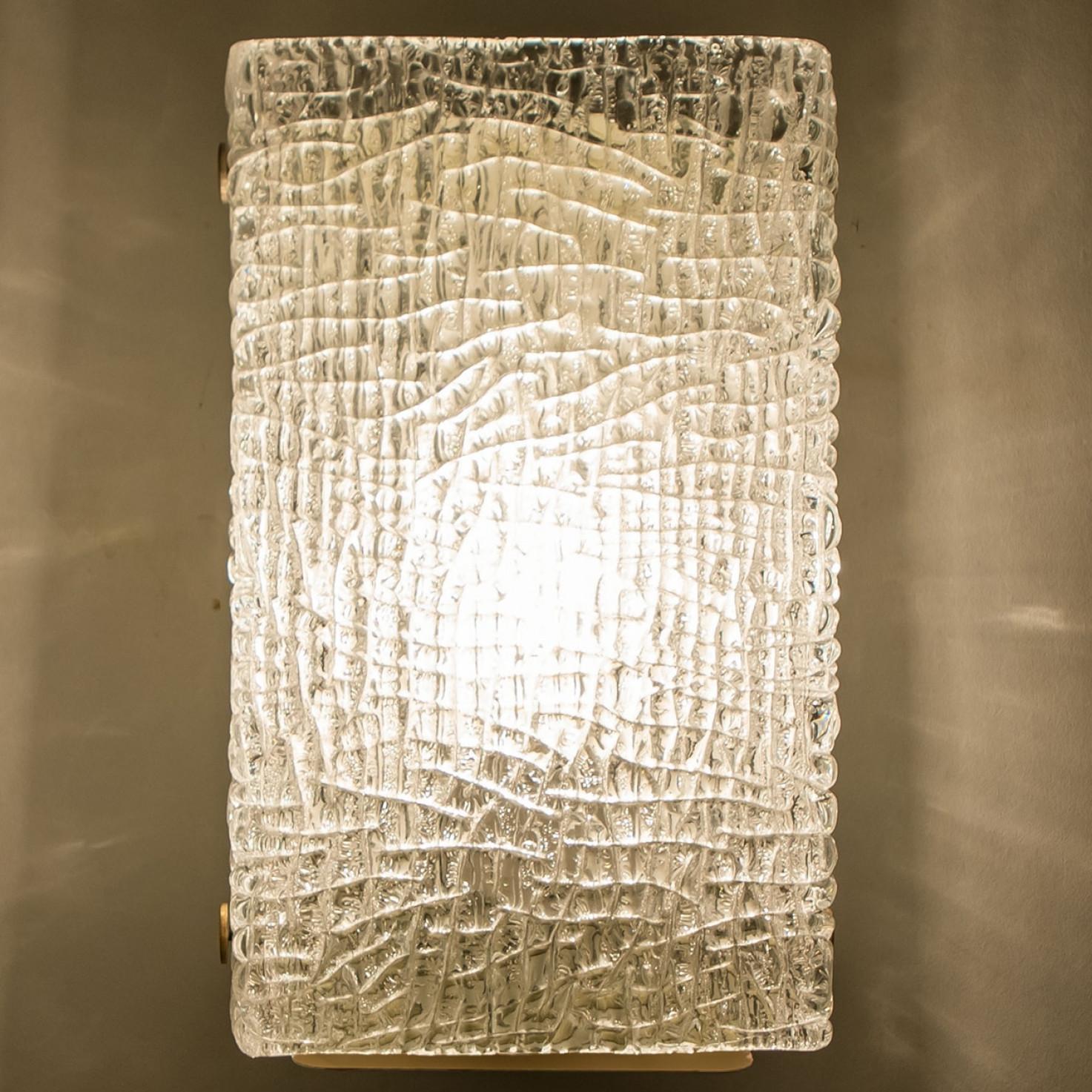 Pareja de apliques dorados de cristal ondulado Kalmar, años 70 en venta 3