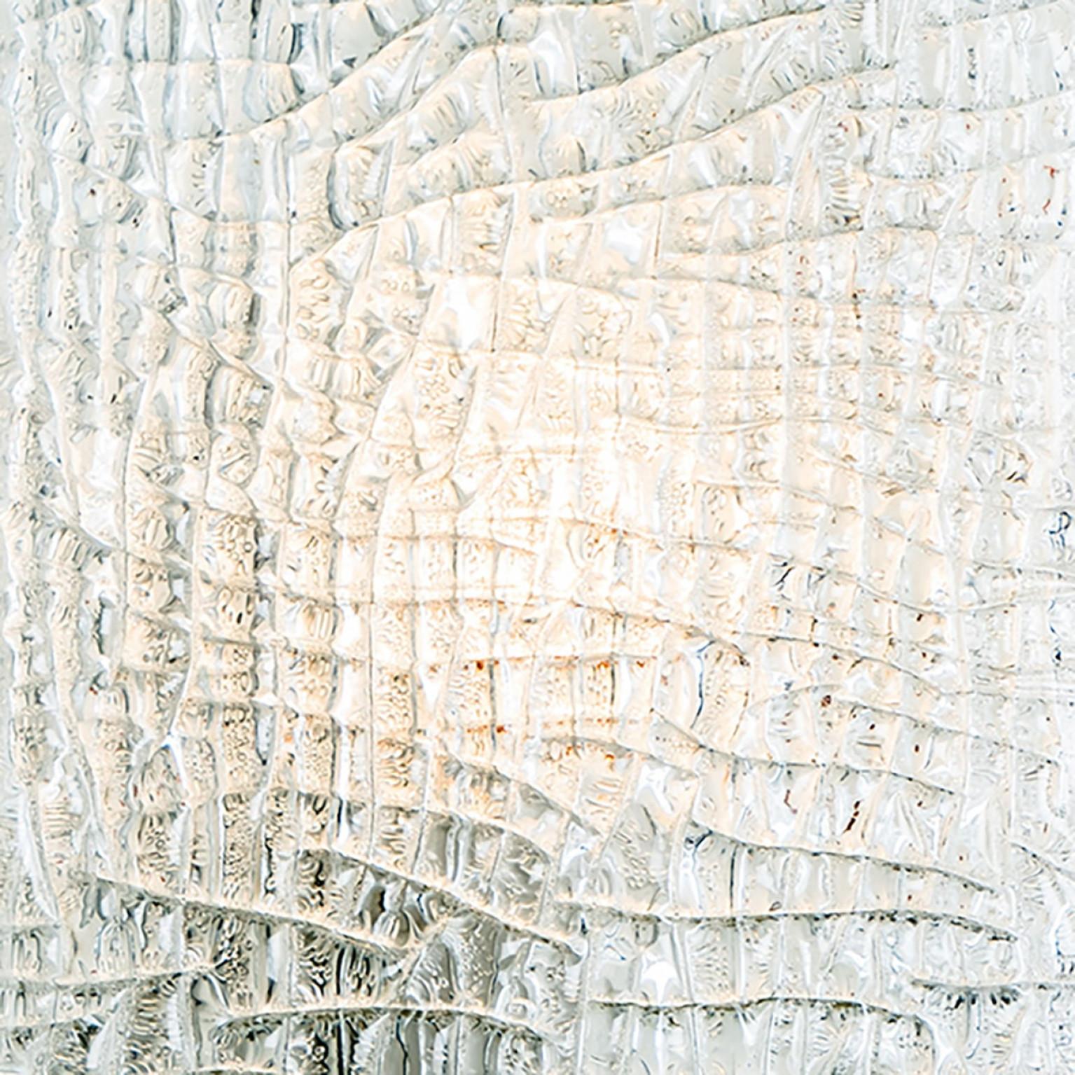 Pareja de apliques dorados de cristal ondulado Kalmar, años 70 en venta 7