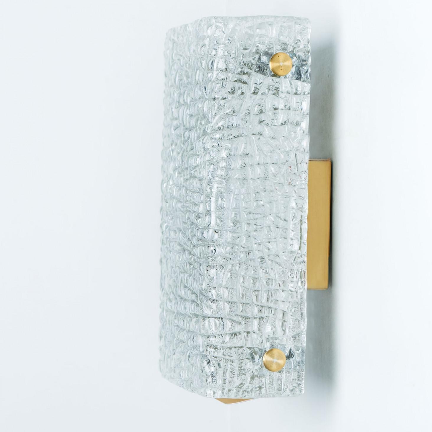 Allemand Paire de lampes murales en verre ondulé doré Kalmar Lighting, années 1970 en vente