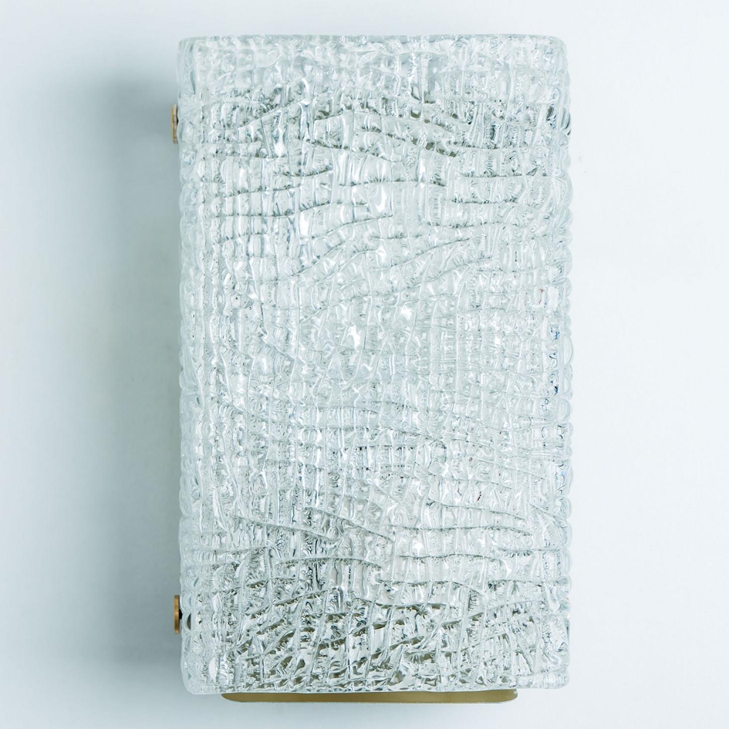 Pareja de apliques dorados de cristal ondulado Kalmar, años 70 en Bueno estado para la venta en Rijssen, NL