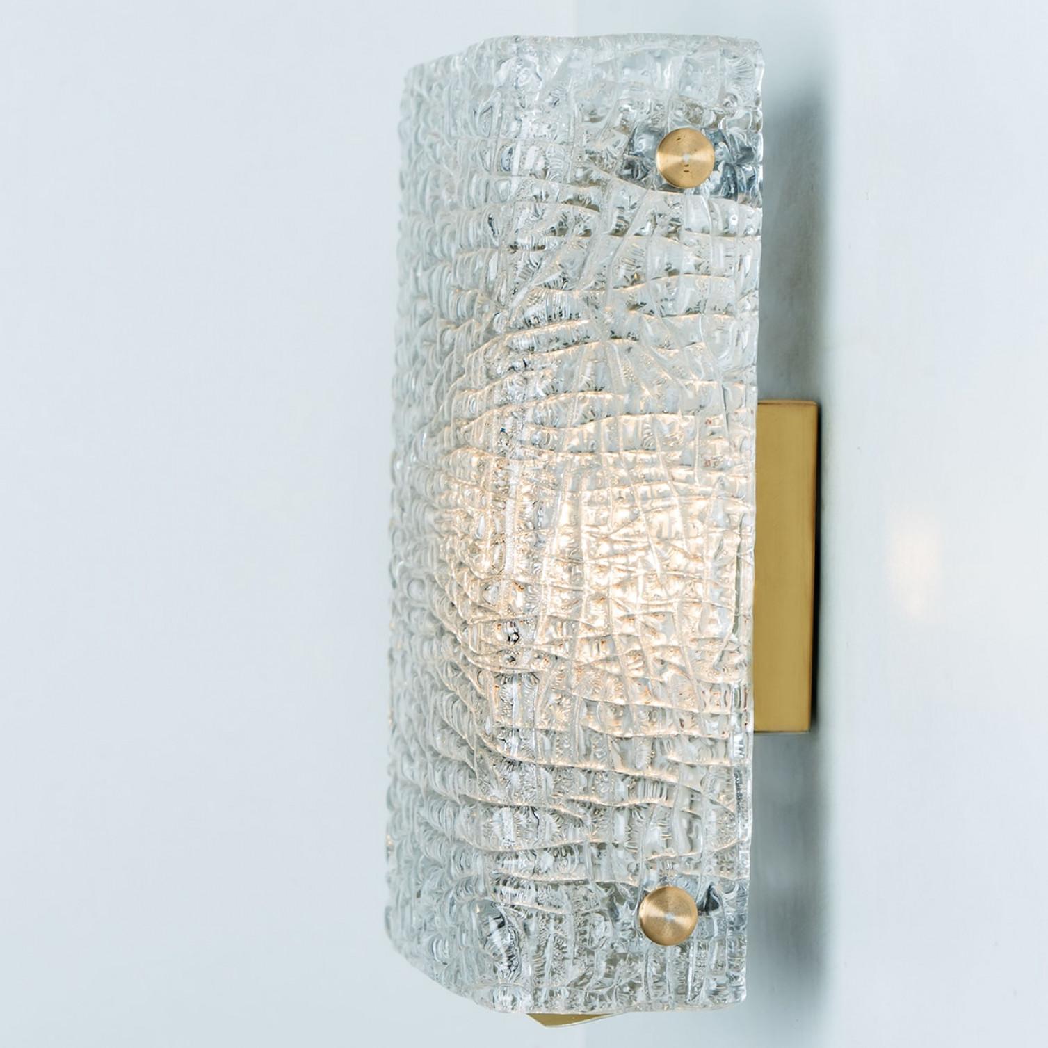 Pareja de apliques dorados de cristal ondulado Kalmar, años 70 Metal en venta