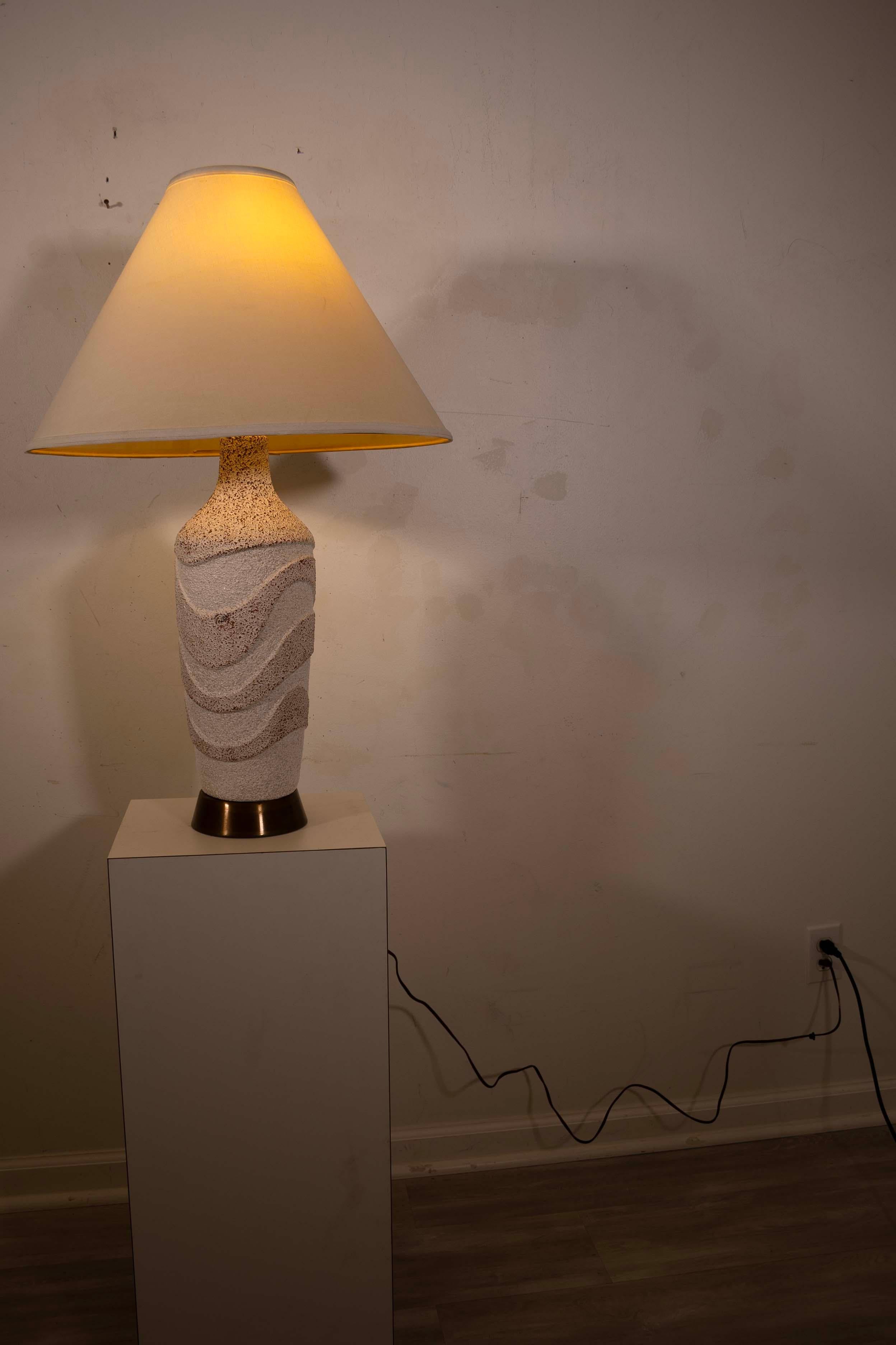 Paire de lampes en céramique texturée, mi-siècle moderne en vente 1