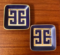 Coppia di vassoi quadrati Waylande Gregory in ceramica viola con motivo a chiave d'oro