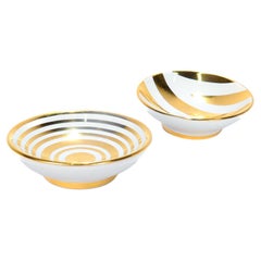 Paire de petits bols ou plats Waylande Gregory Studios, poterie dorée et blanche