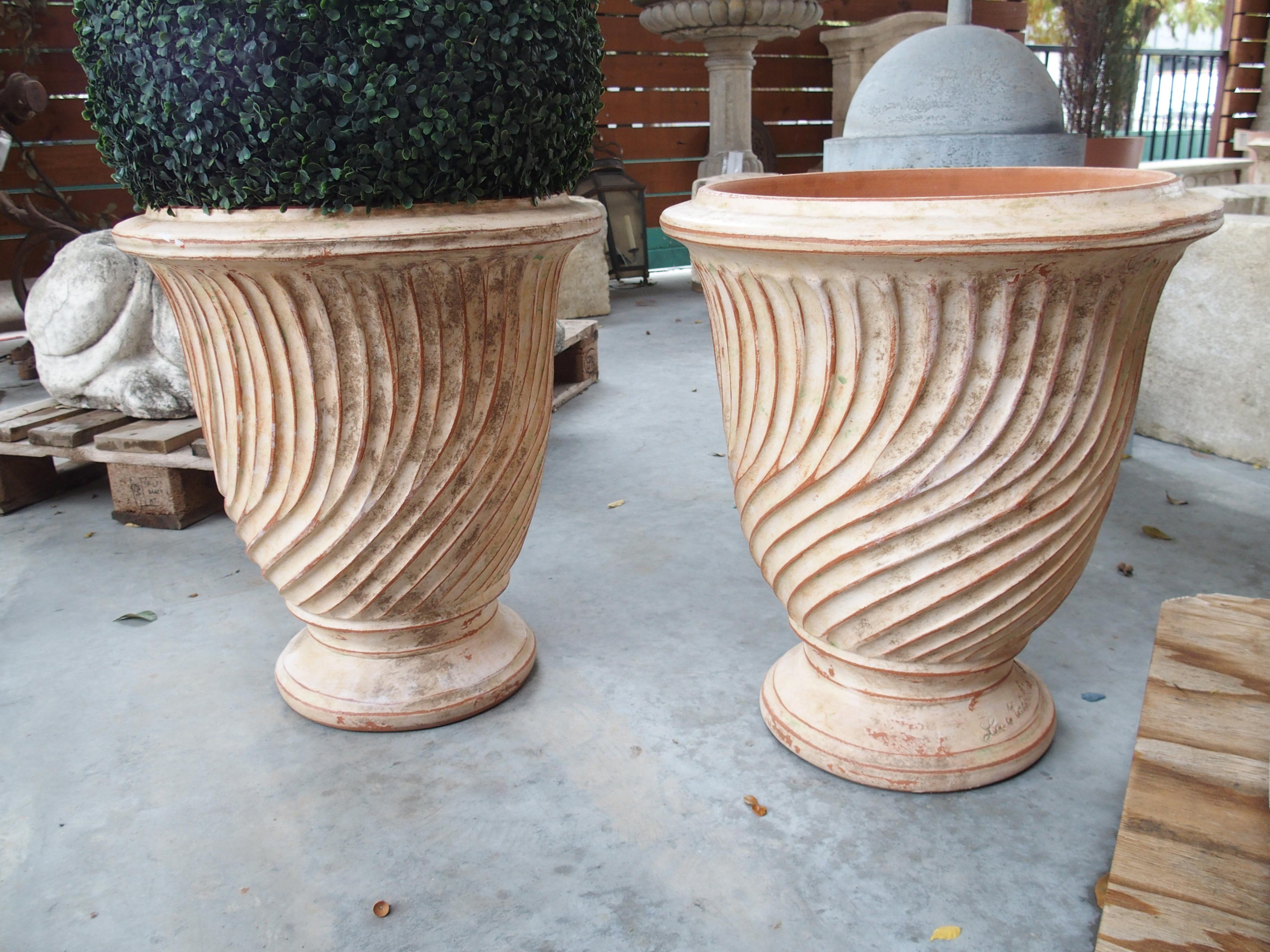 Paar verwitterte und gestreifte Anduze-Pflanzgefäße aus Frankreich im Angebot 3
