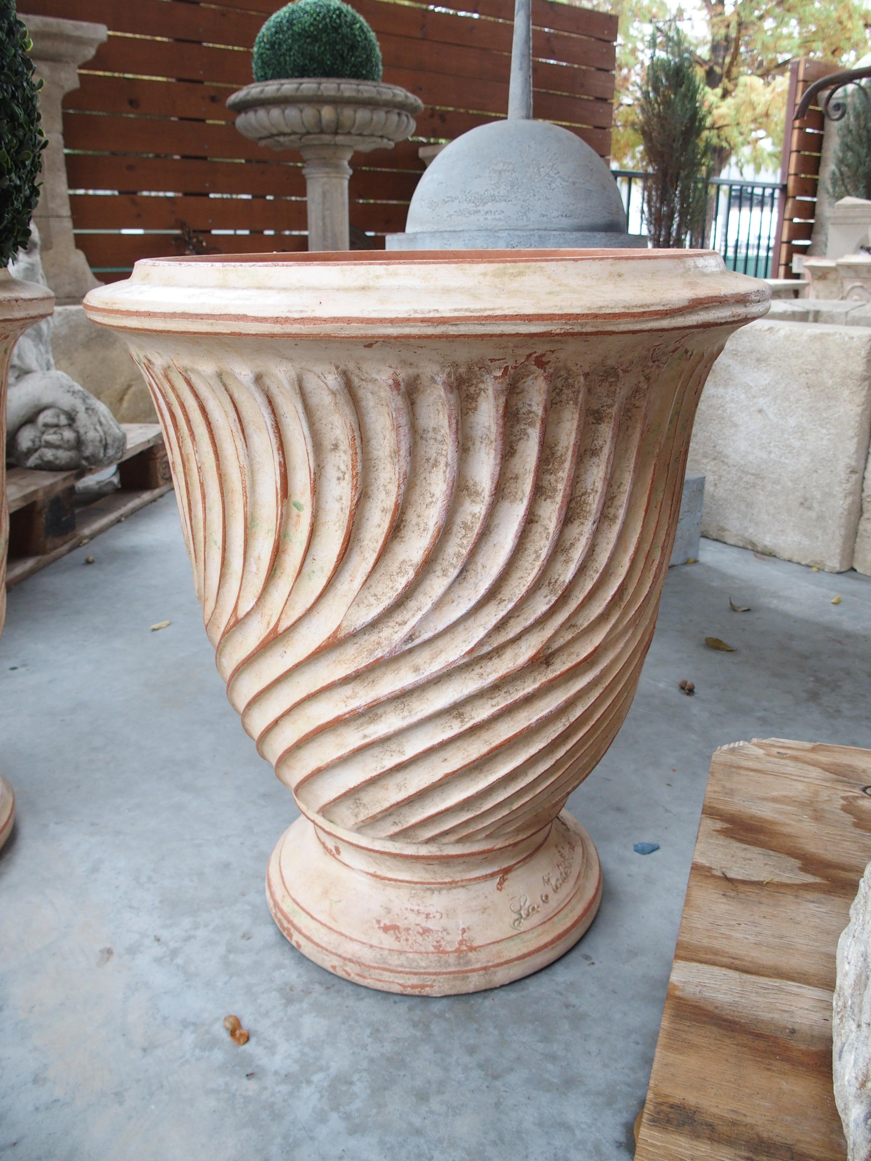 Paar verwitterte und gestreifte Anduze-Pflanzgefäße aus Frankreich im Angebot 4