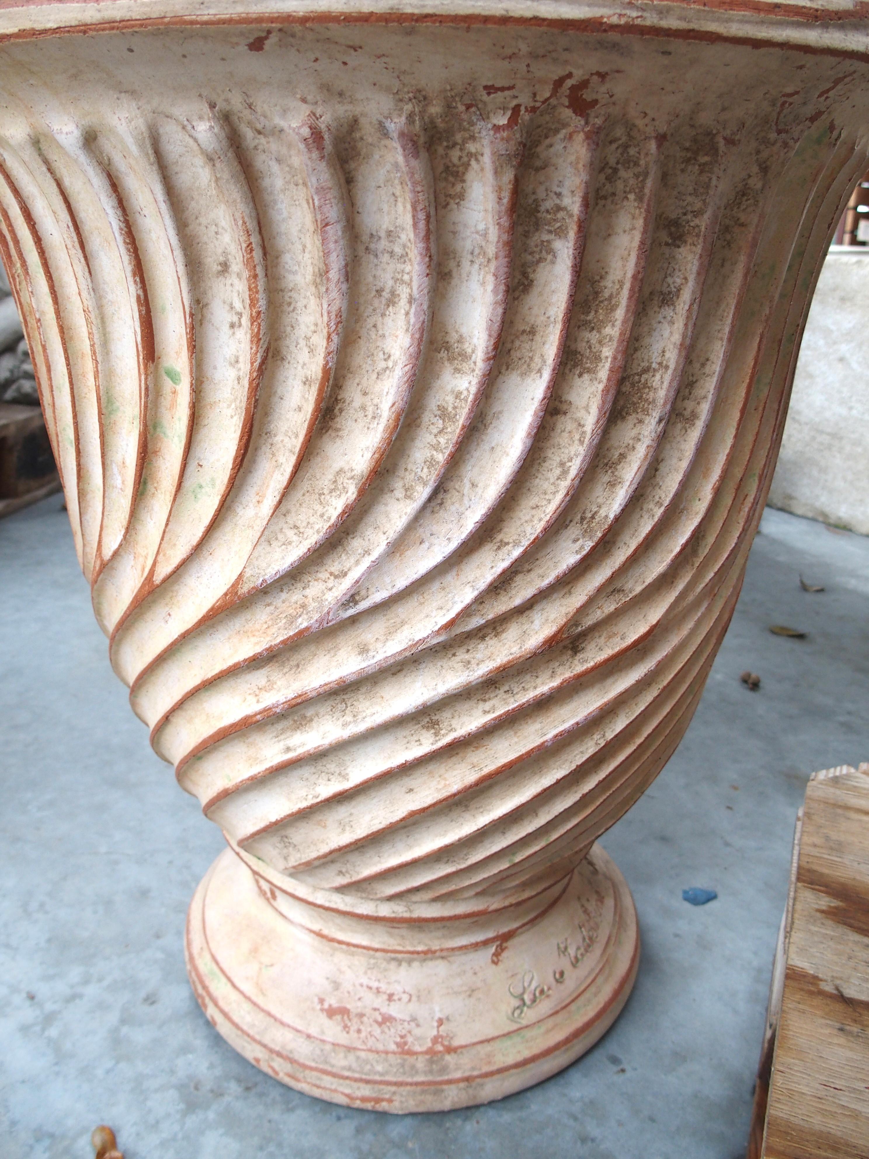 Paar verwitterte und gestreifte Anduze-Pflanzgefäße aus Frankreich im Angebot 5