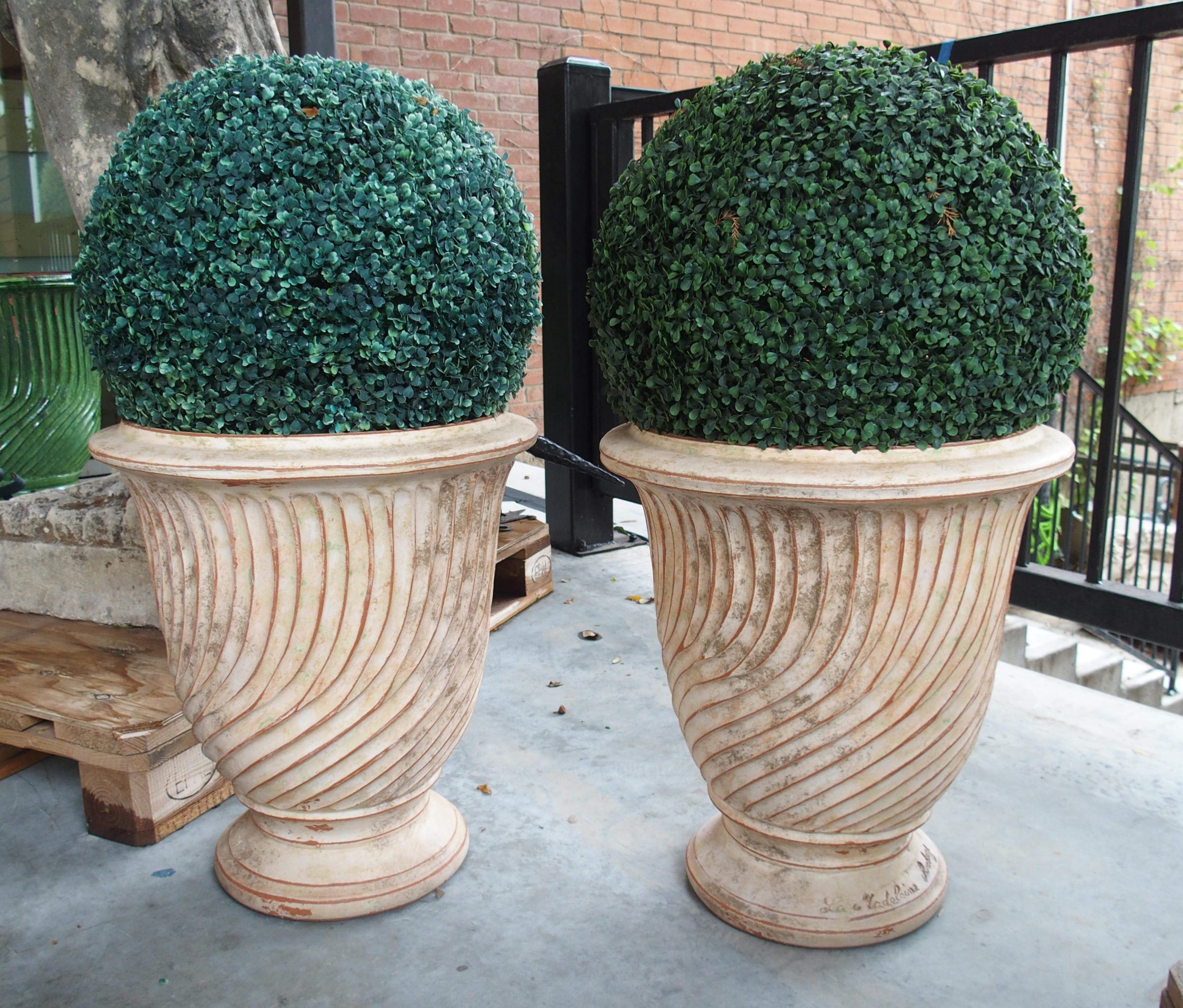 Paar verwitterte und gestreifte Anduze-Pflanzgefäße aus Frankreich im Angebot 6