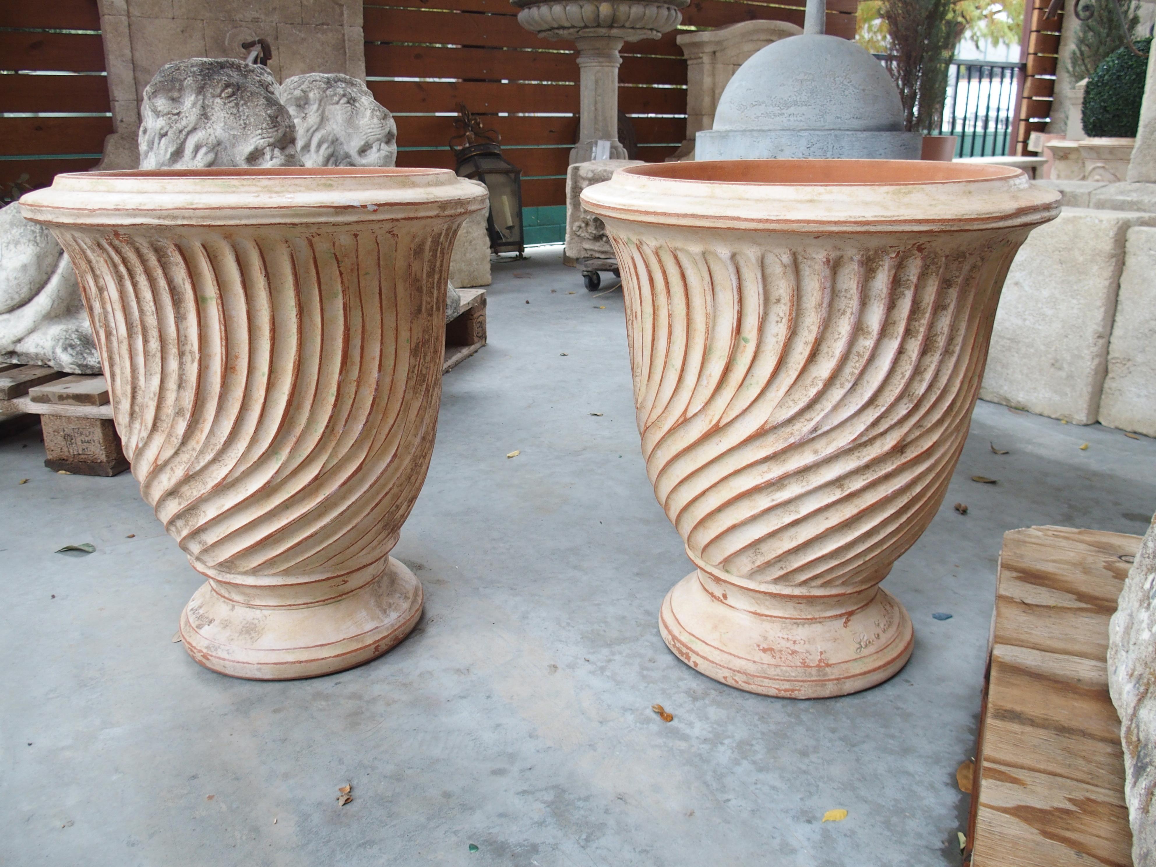 Weitere Informationen folgen in Kürze...

Dieses faszinierende Paar von Terrakotta-Anduze-Töpfen hat eine strukturierte, gestreifte Form. Die 21 3/8 Zoll großen Töpfe haben eine verwitterte Oberfläche, was sie zu attraktiven Gartenornamenten oder