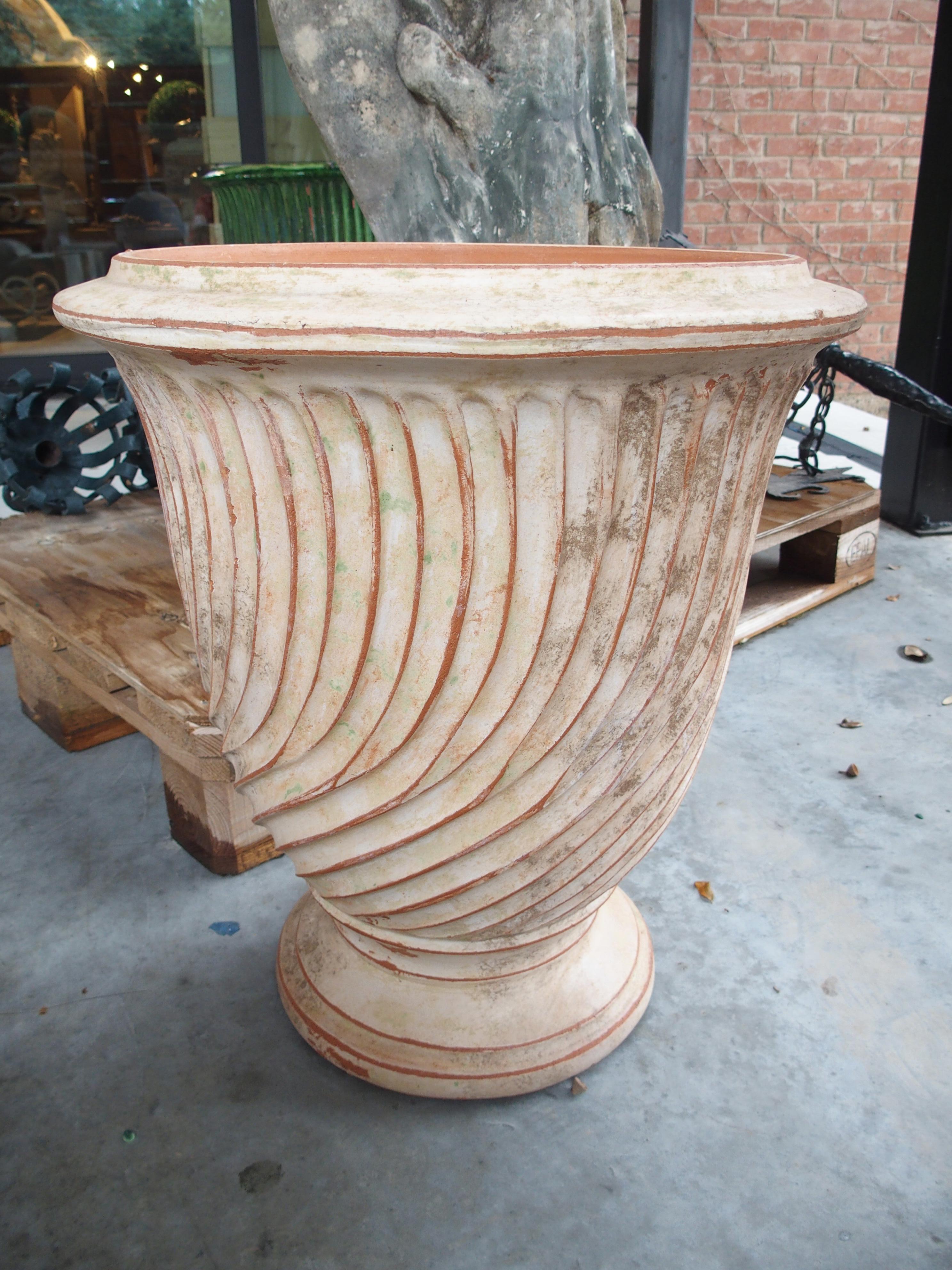 Paar verwitterte und gestreifte Anduze-Pflanzgefäße aus Frankreich (Französisch) im Angebot