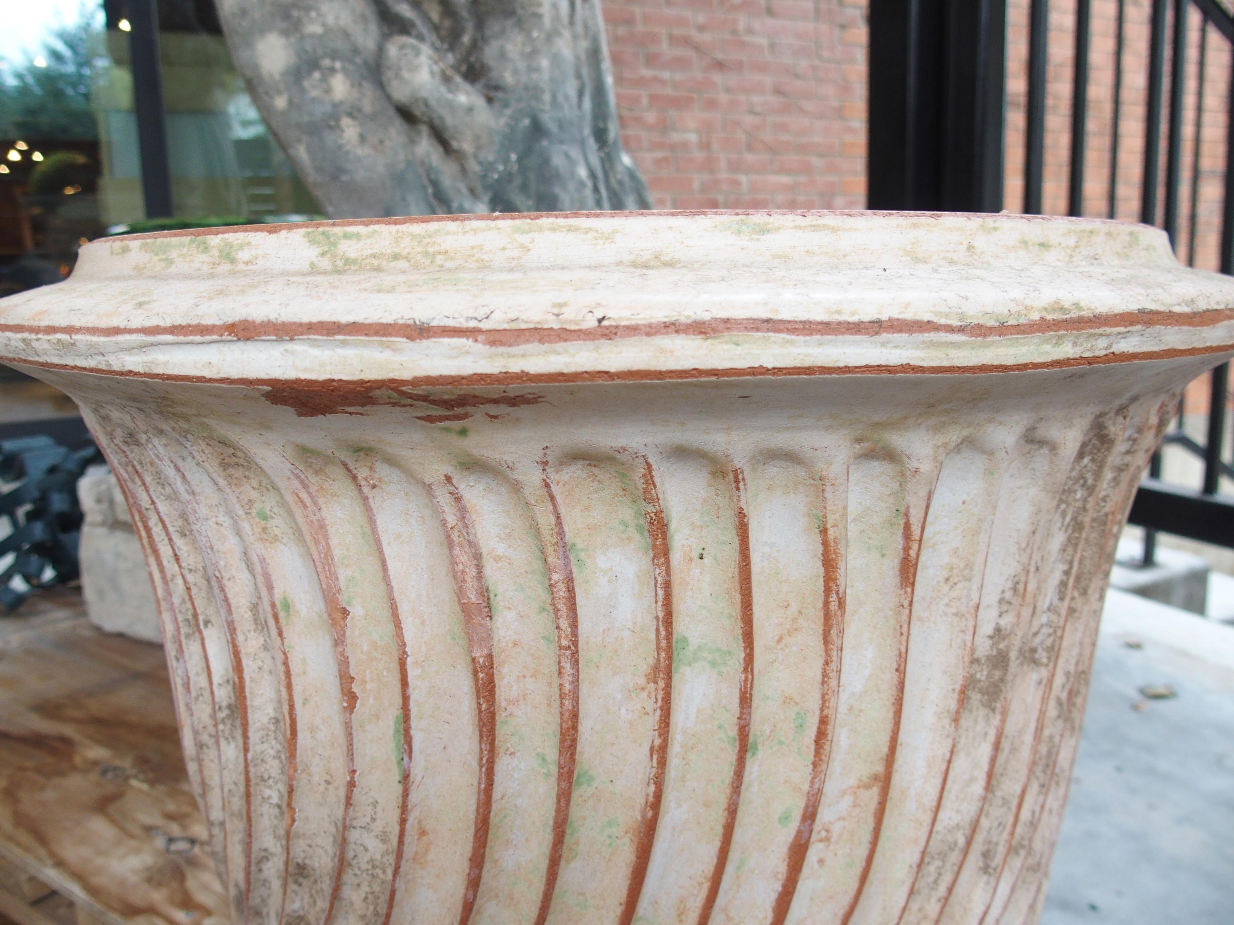 Paar verwitterte und gestreifte Anduze-Pflanzgefäße aus Frankreich (Glasiert) im Angebot