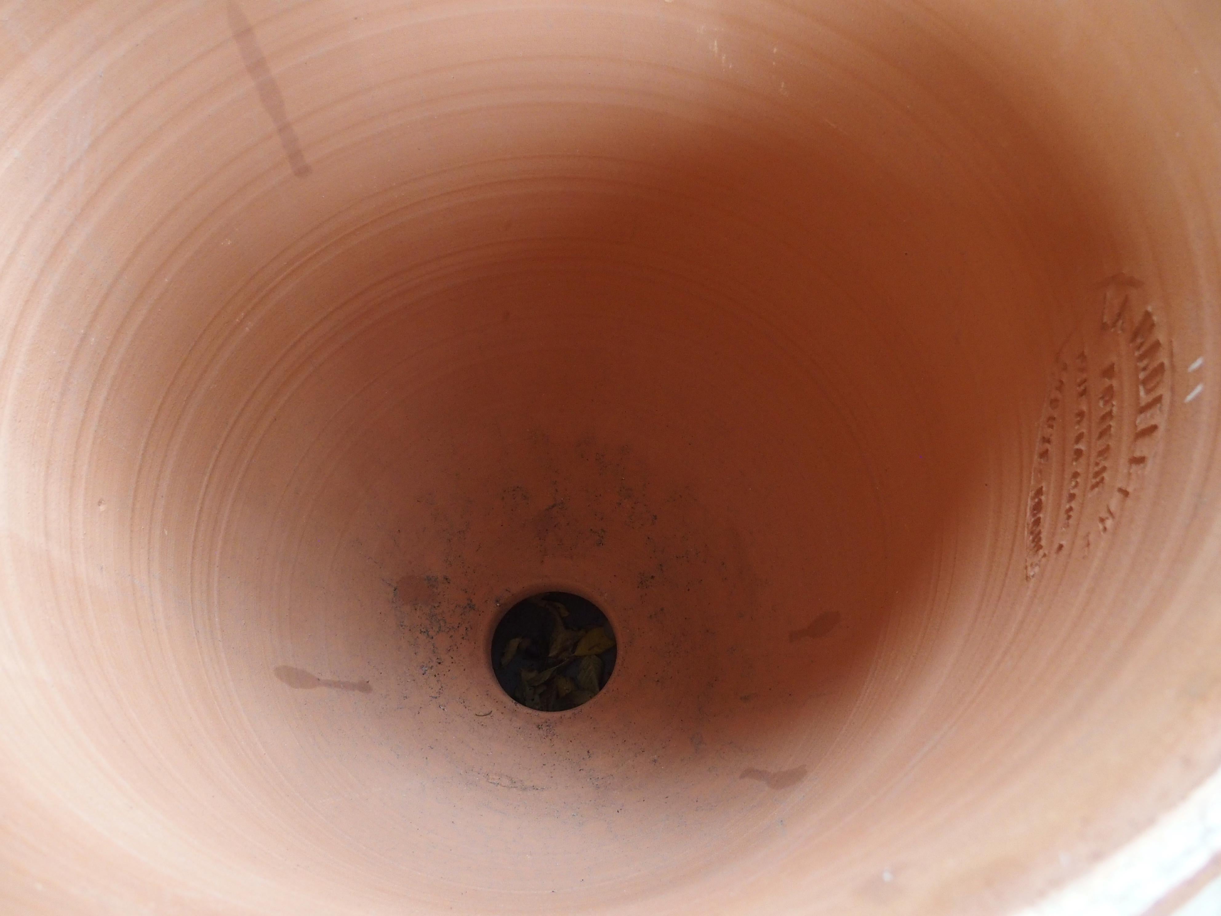 Paar verwitterte und gestreifte Anduze-Pflanzgefäße aus Frankreich (Terrakotta) im Angebot