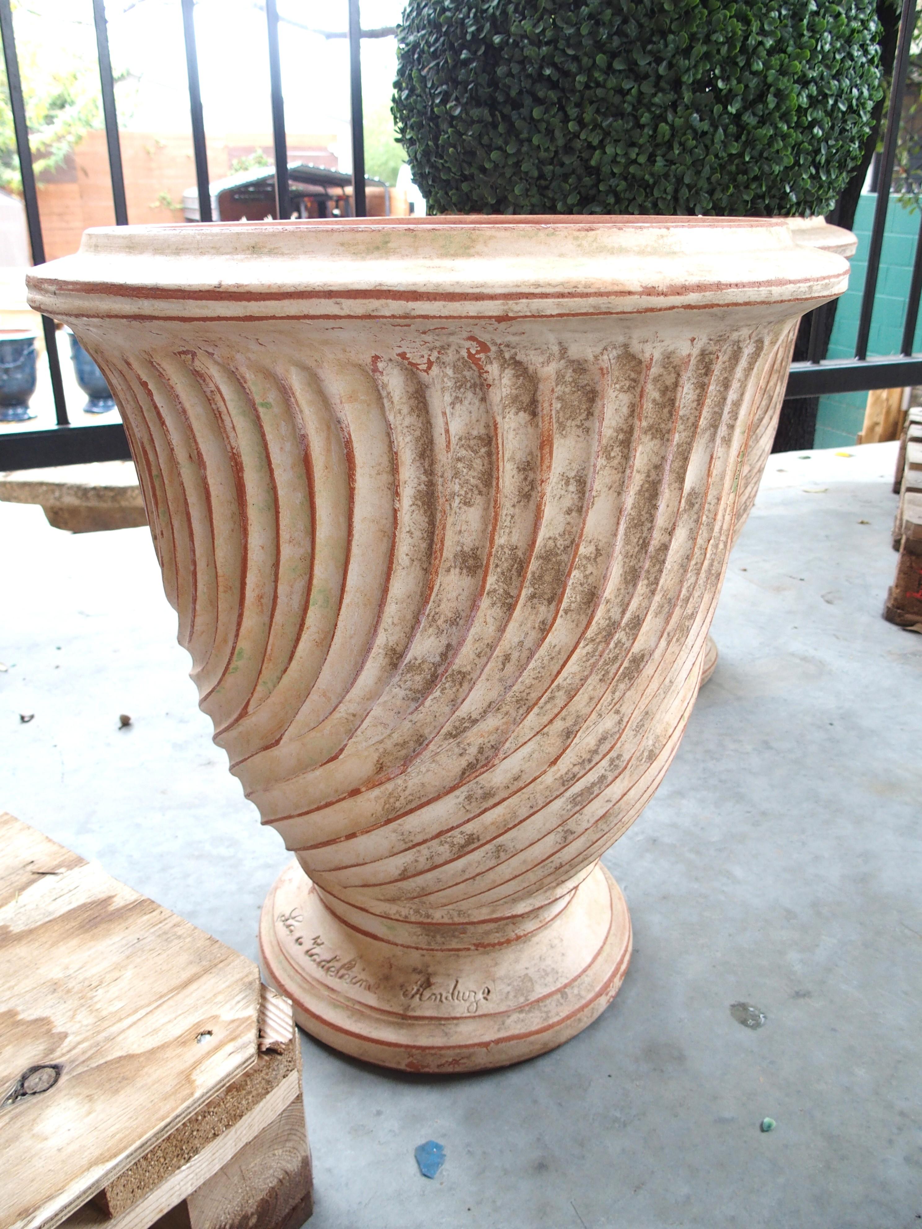Paar verwitterte und gestreifte Anduze-Pflanzgefäße aus Frankreich im Angebot 1
