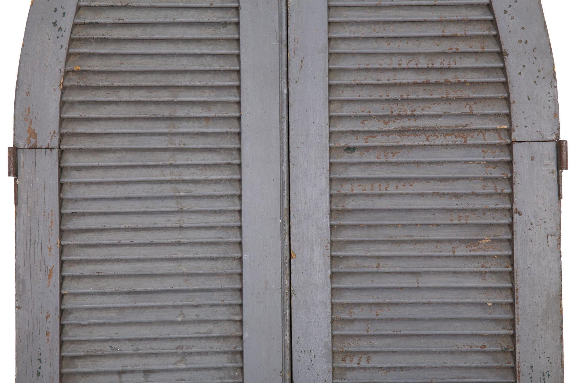 Paire de portes à persiennes arquées et bombées, peintes en gris vieilli en vente 1