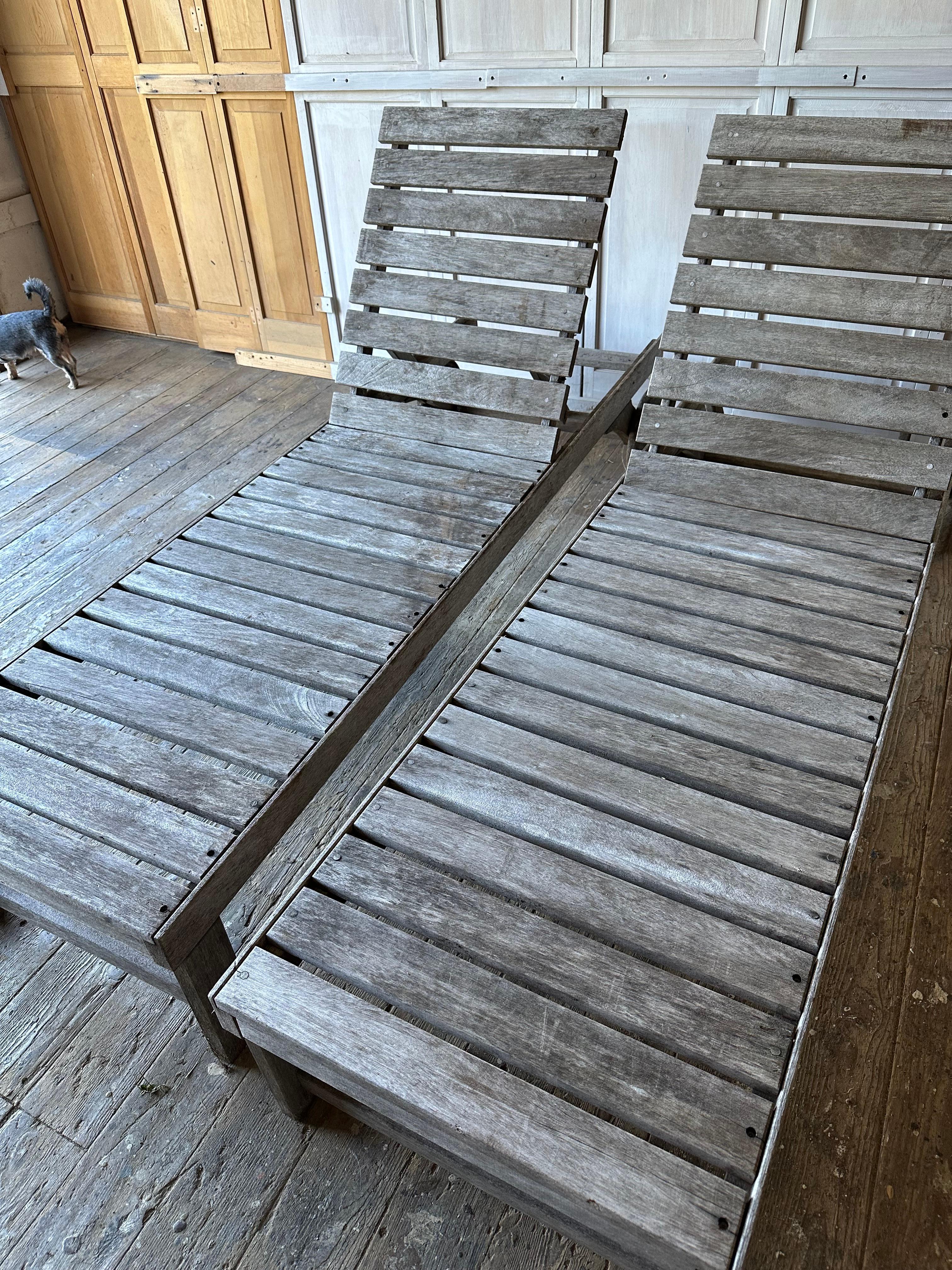 Coppia di sedie a sdraio in teak d'epoca invecchiato In condizioni discrete in vendita a Sheffield, MA