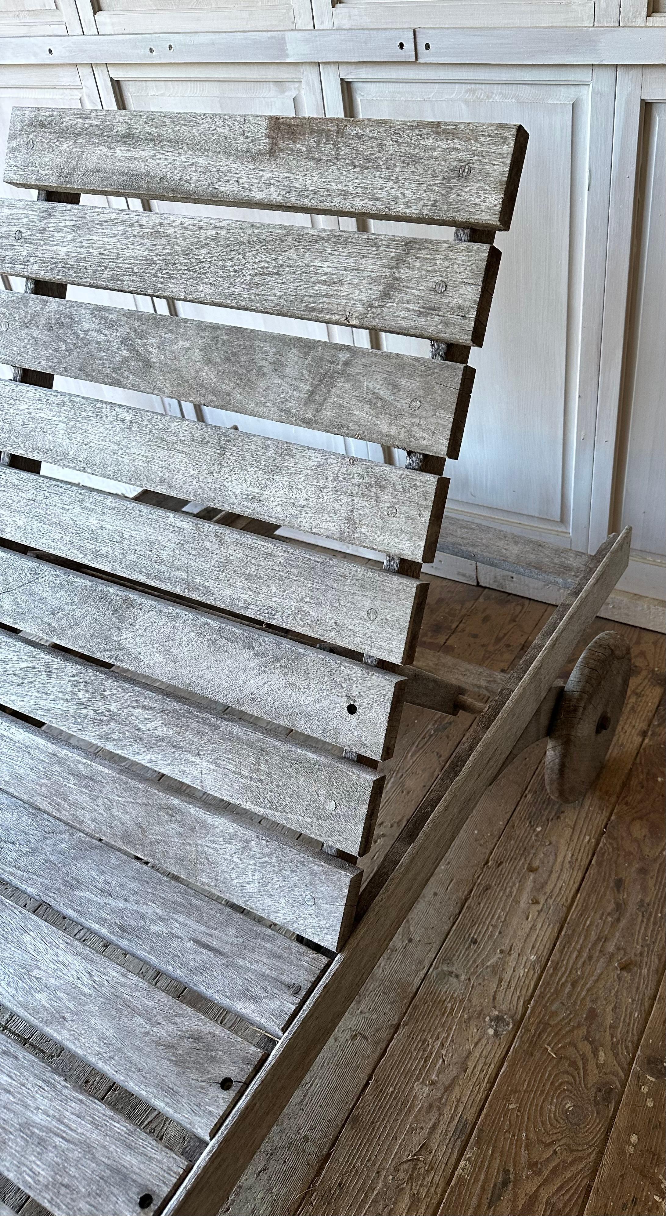 XX secolo Coppia di sedie a sdraio in teak d'epoca invecchiato in vendita