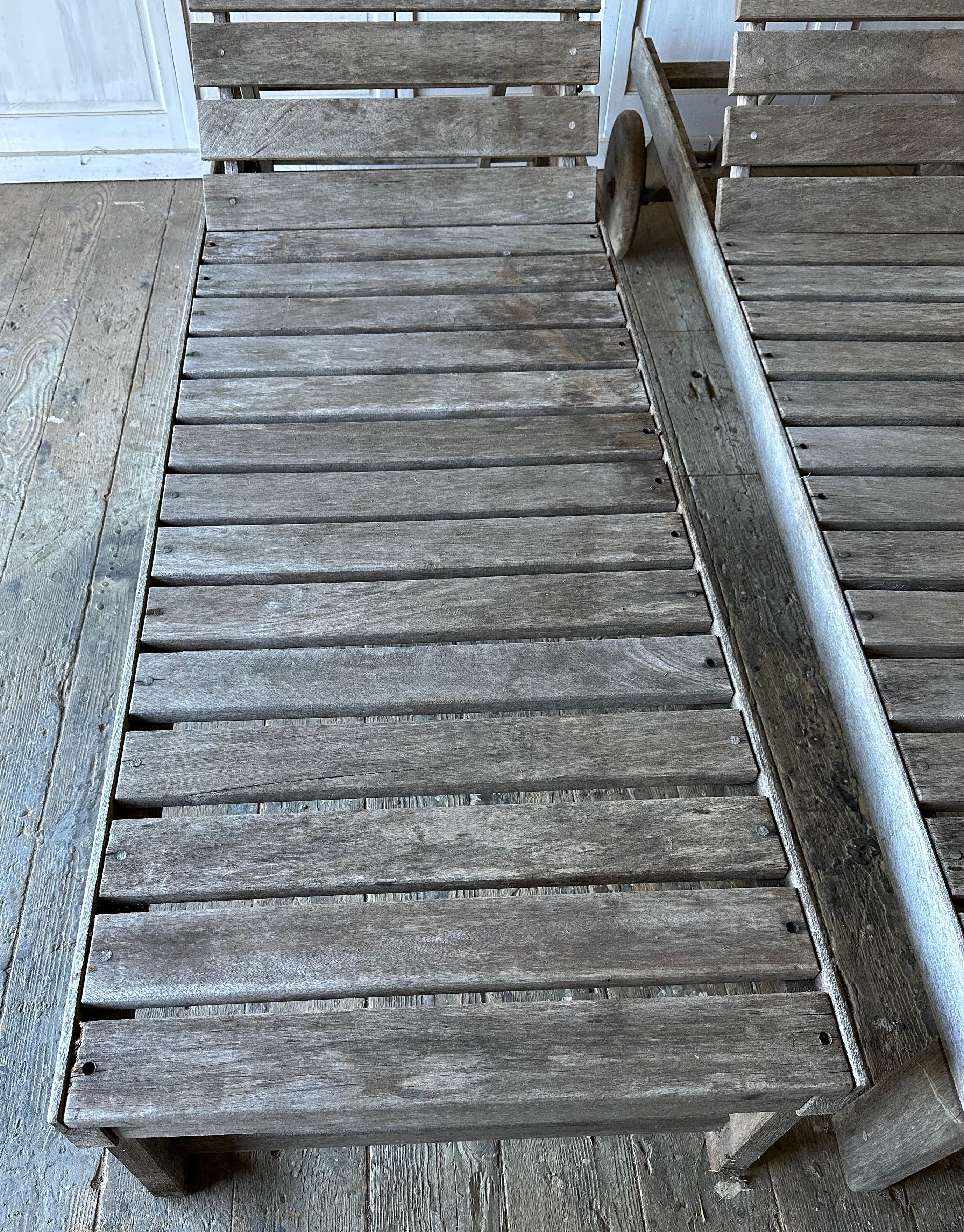 Teak Coppia di sedie a sdraio in teak d'epoca invecchiato in vendita