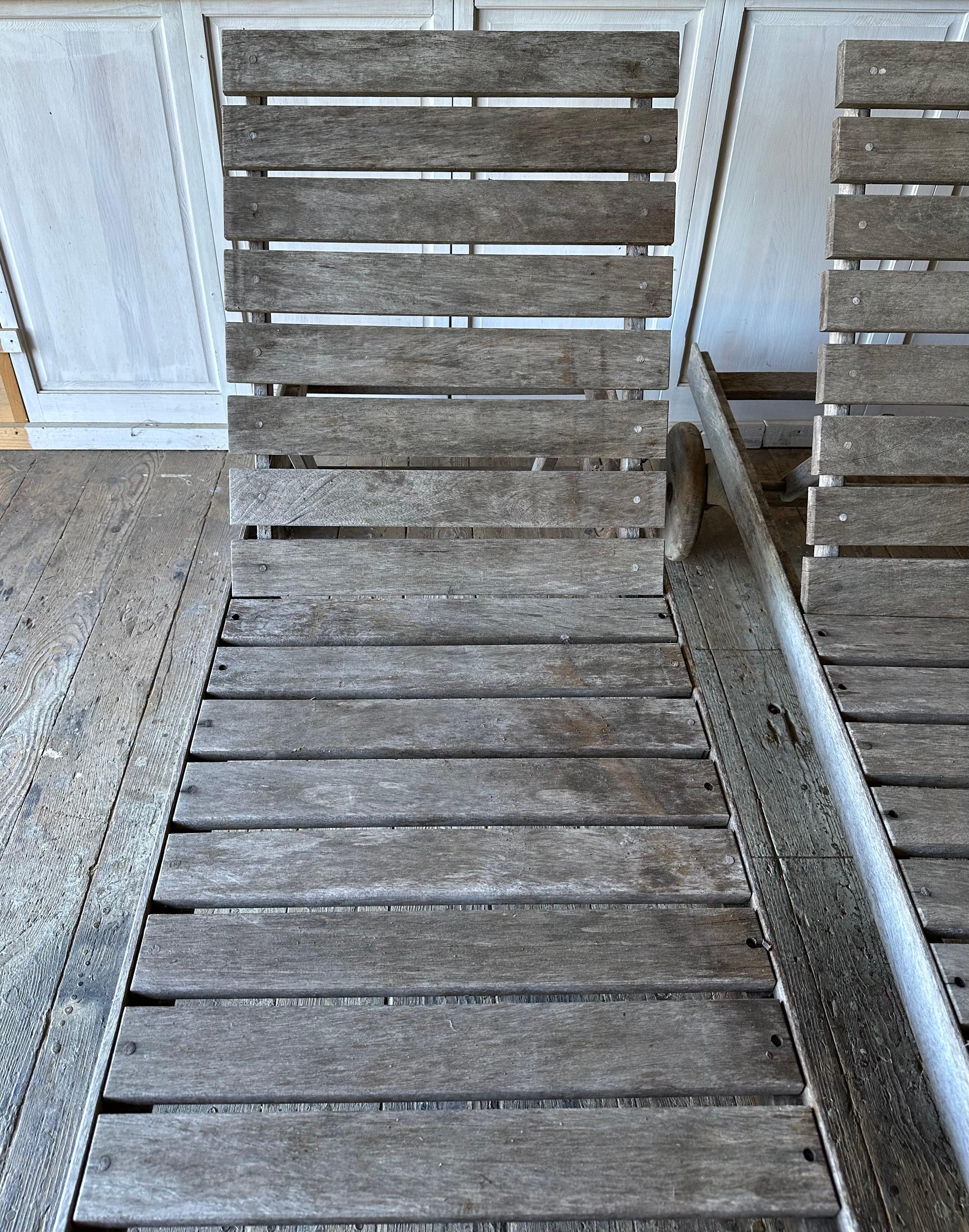 Coppia di sedie a sdraio in teak d'epoca invecchiato in vendita 1