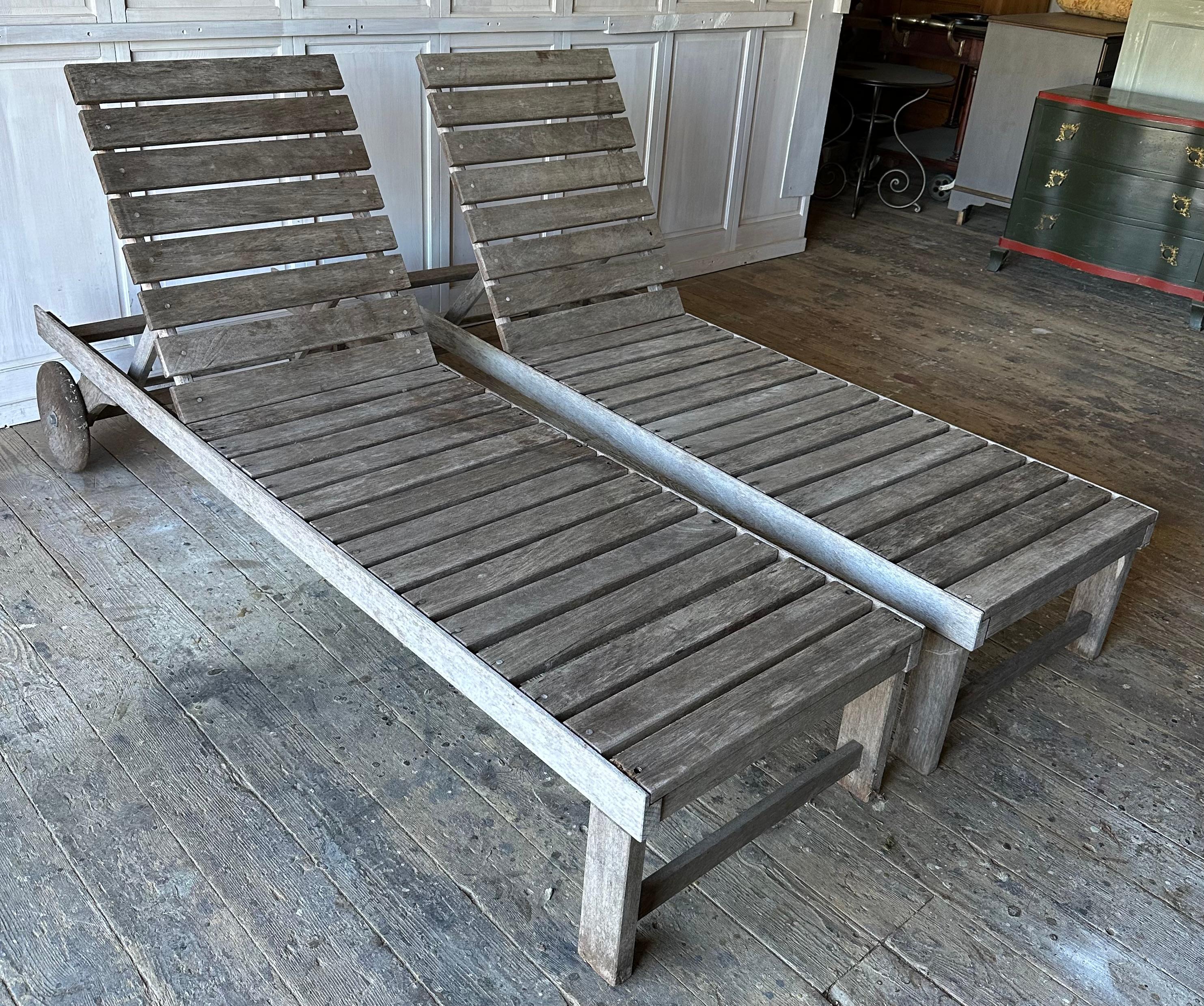 Coppia di sedie a sdraio in teak d'epoca invecchiato in vendita 2