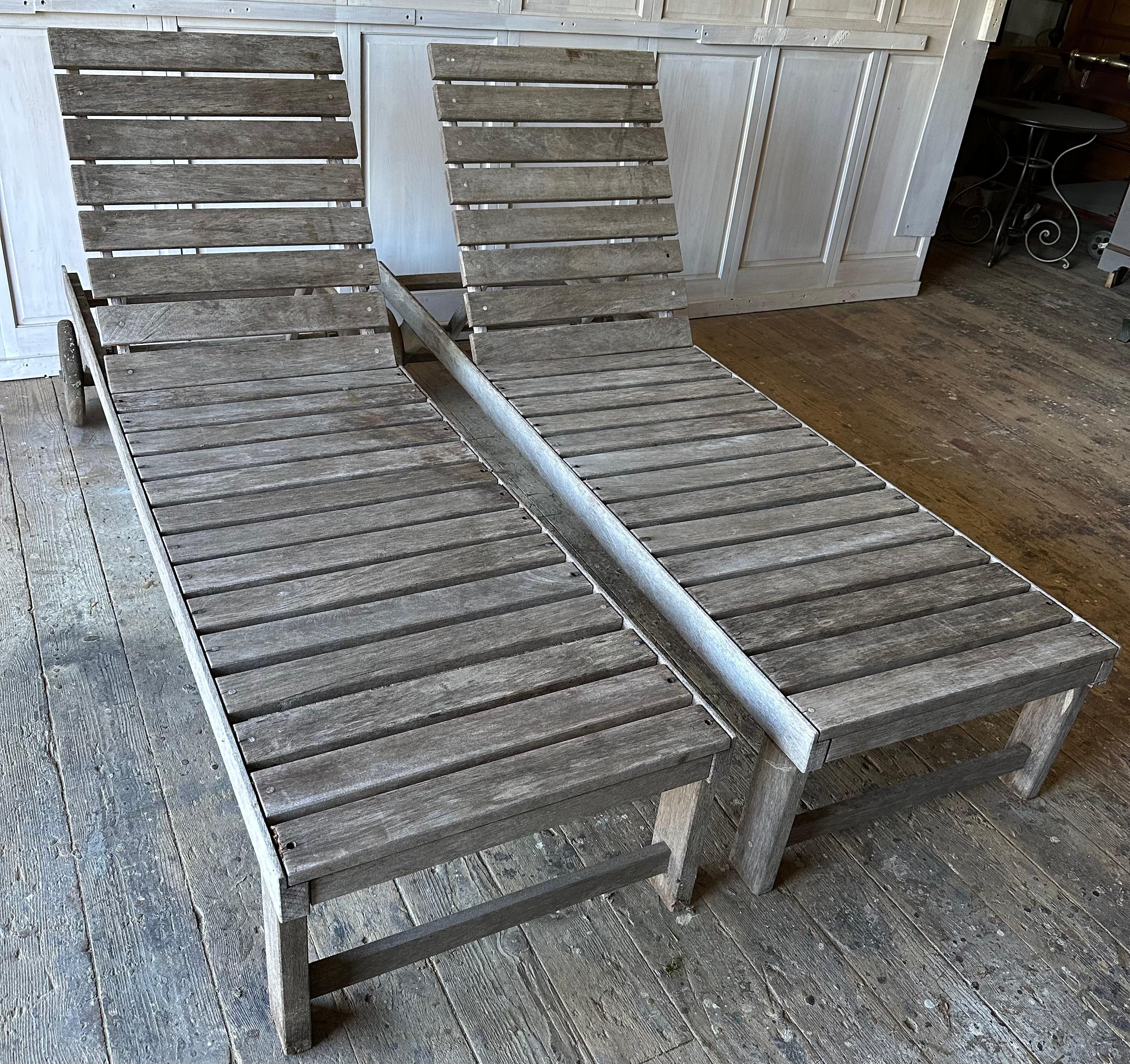 Coppia di sedie a sdraio in teak d'epoca invecchiato in vendita 3