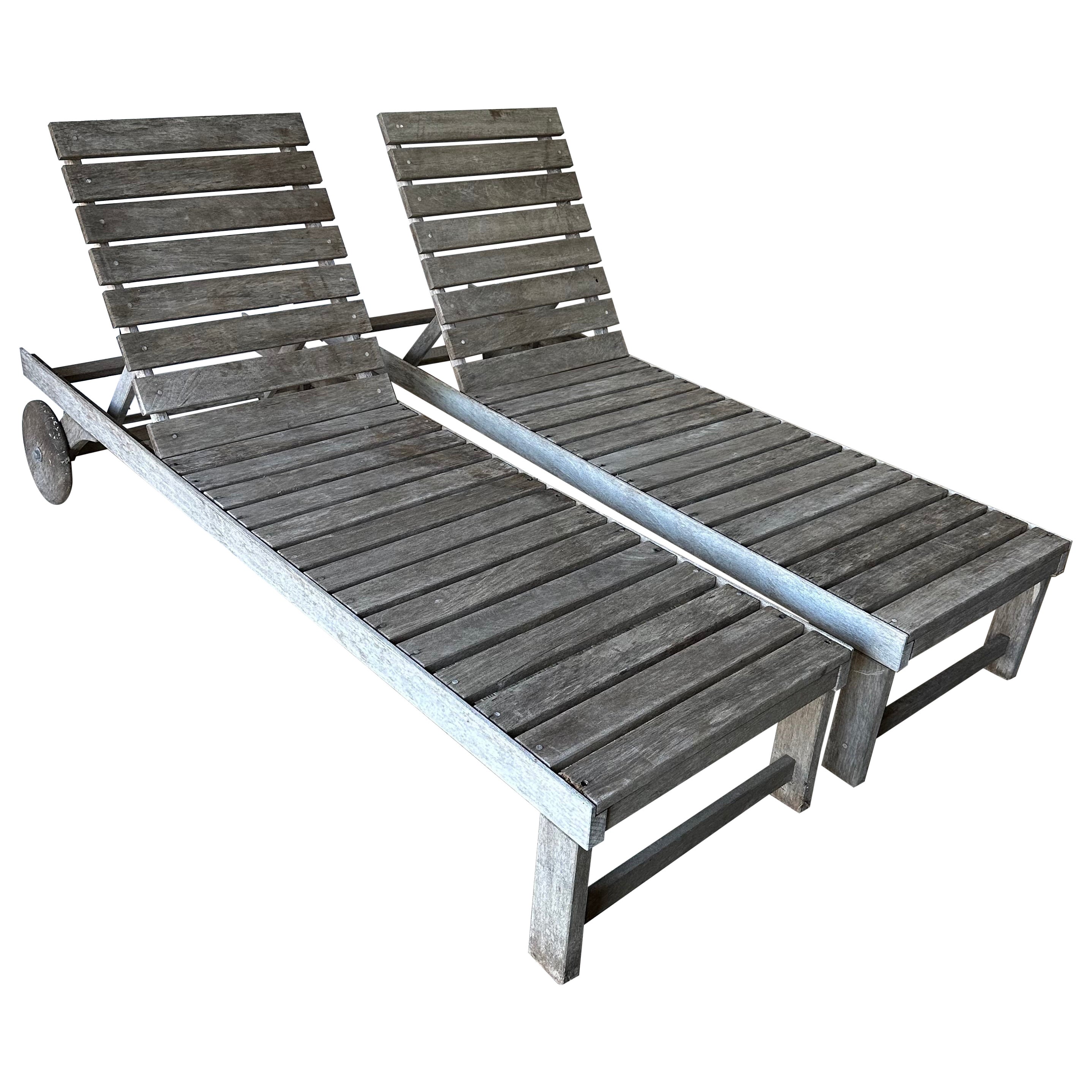 Coppia di sedie a sdraio in teak d
epoca invecchiato in vendita