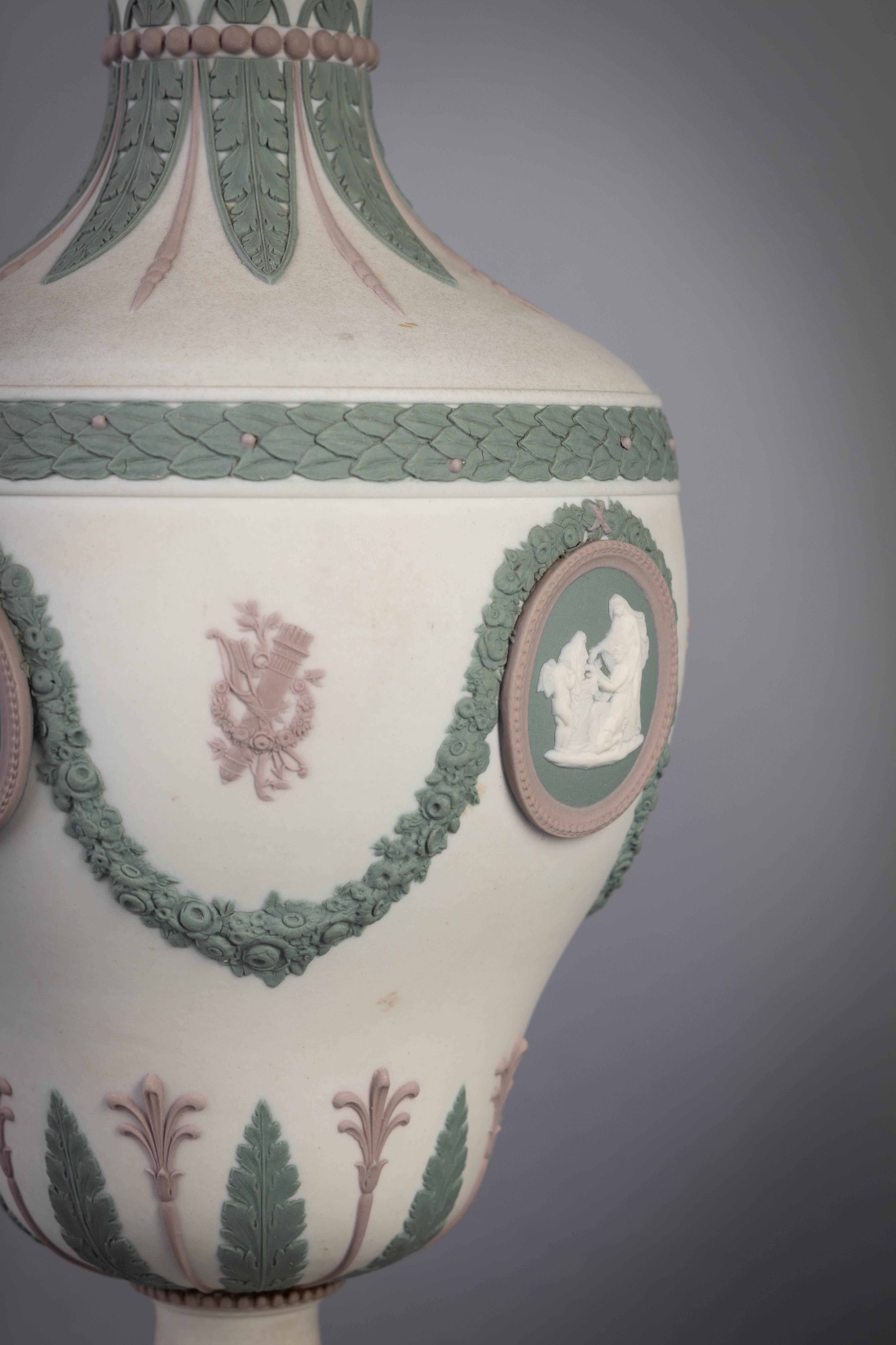 Ceramica Coppia di urne coperte di Wedgwood tricolore, 1890 circa in vendita