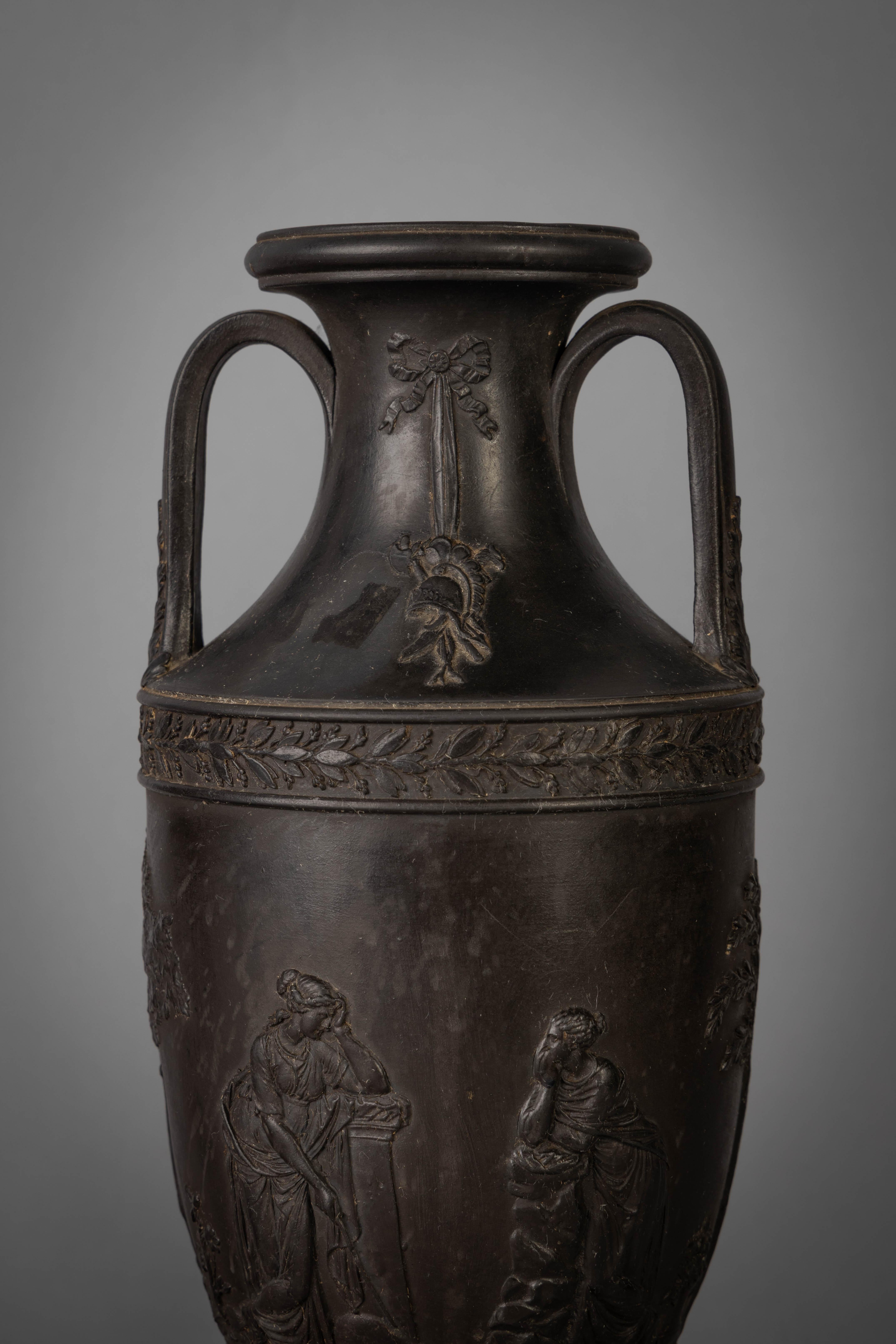 Britannico Coppia di vasi a due manici in basalto nero Wedgwood, circa 1900 in vendita