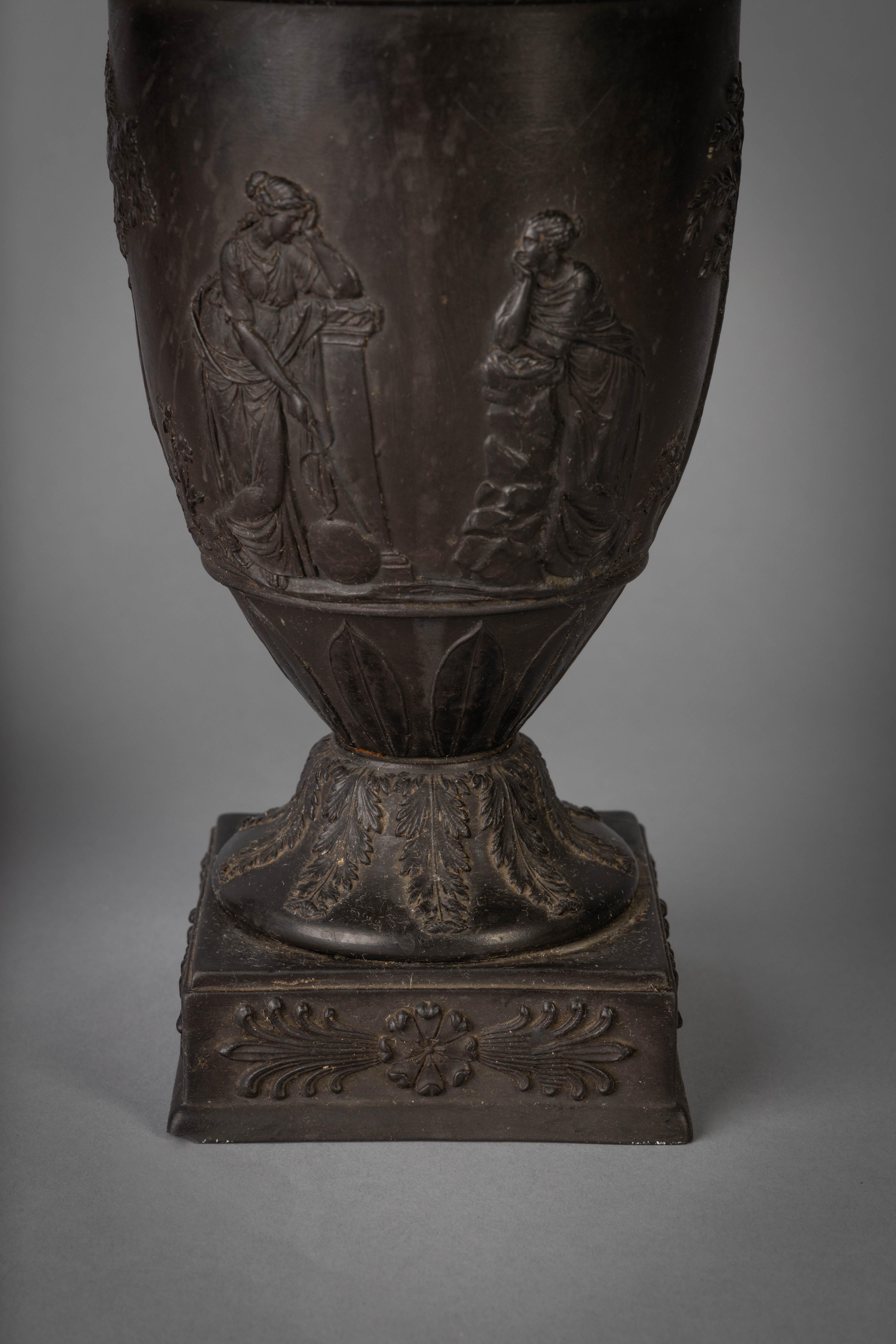 Coppia di vasi a due manici in basalto nero Wedgwood, circa 1900 In condizioni buone in vendita a New York, NY