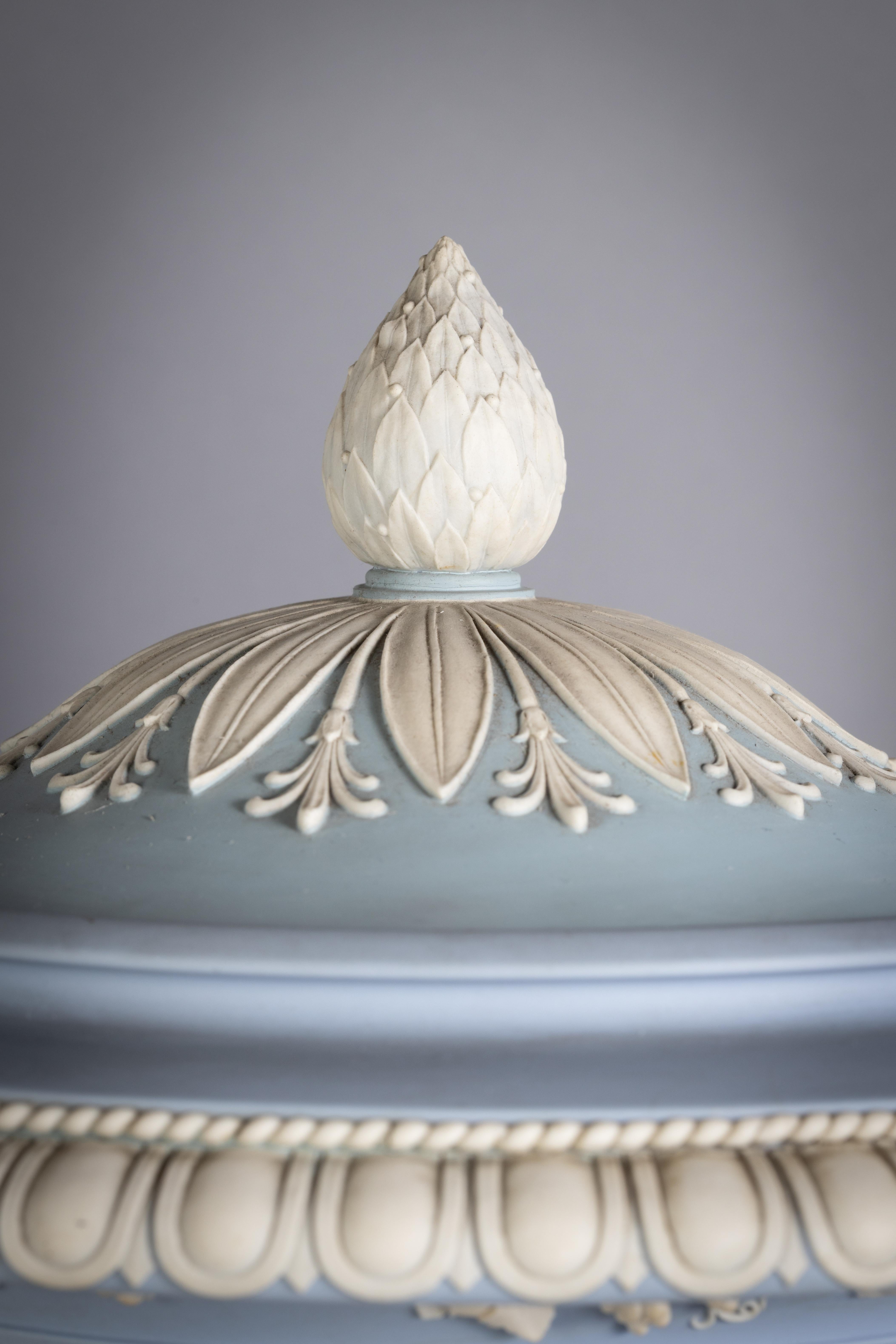 Metà XIX secolo Coppia di vasi coperti Wedgwood Borghese, 1840 circa in vendita