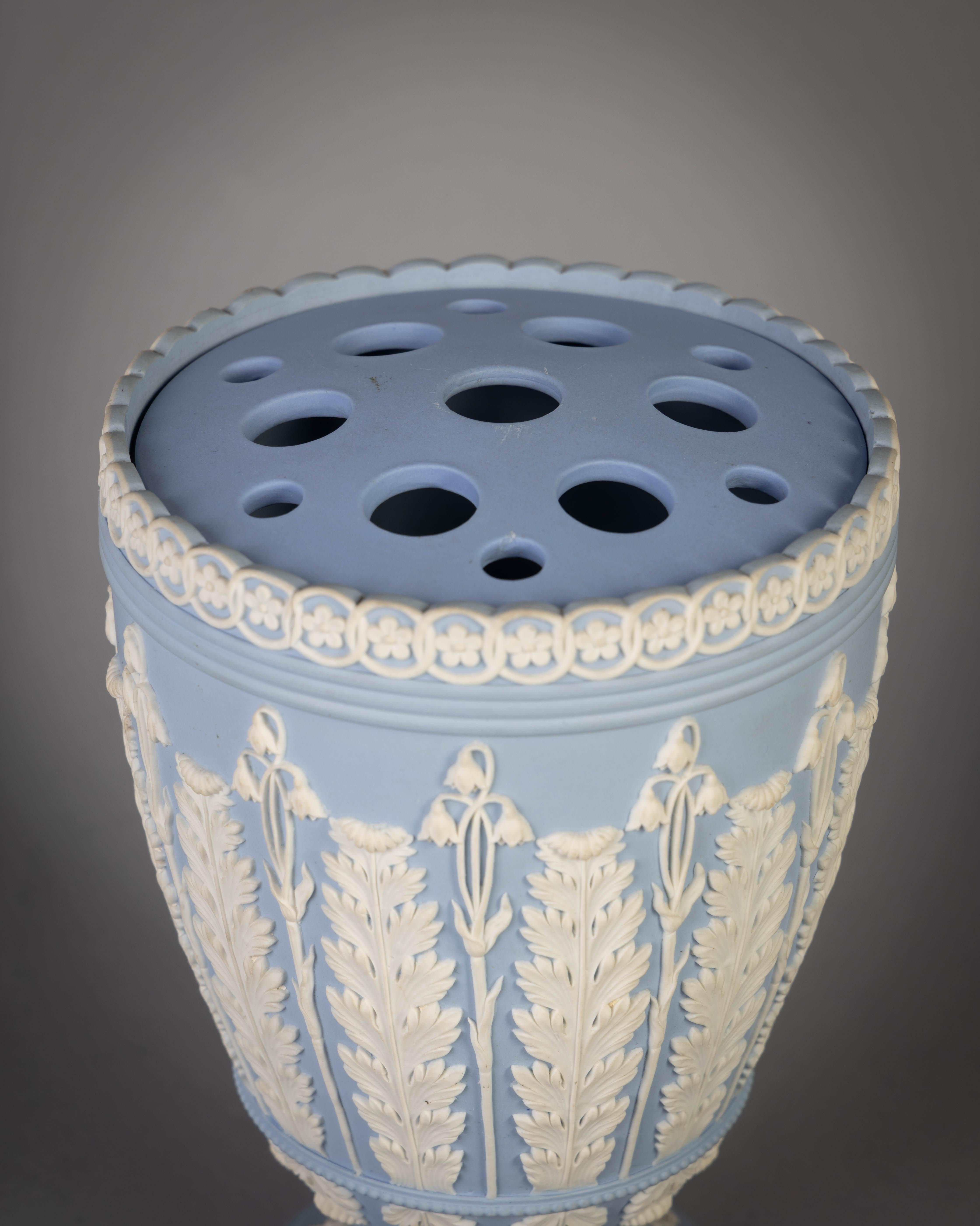 Pair of Wedgwood Covered Potpourri Urns, circa 1880 In Good Condition For Sale In New York, NY