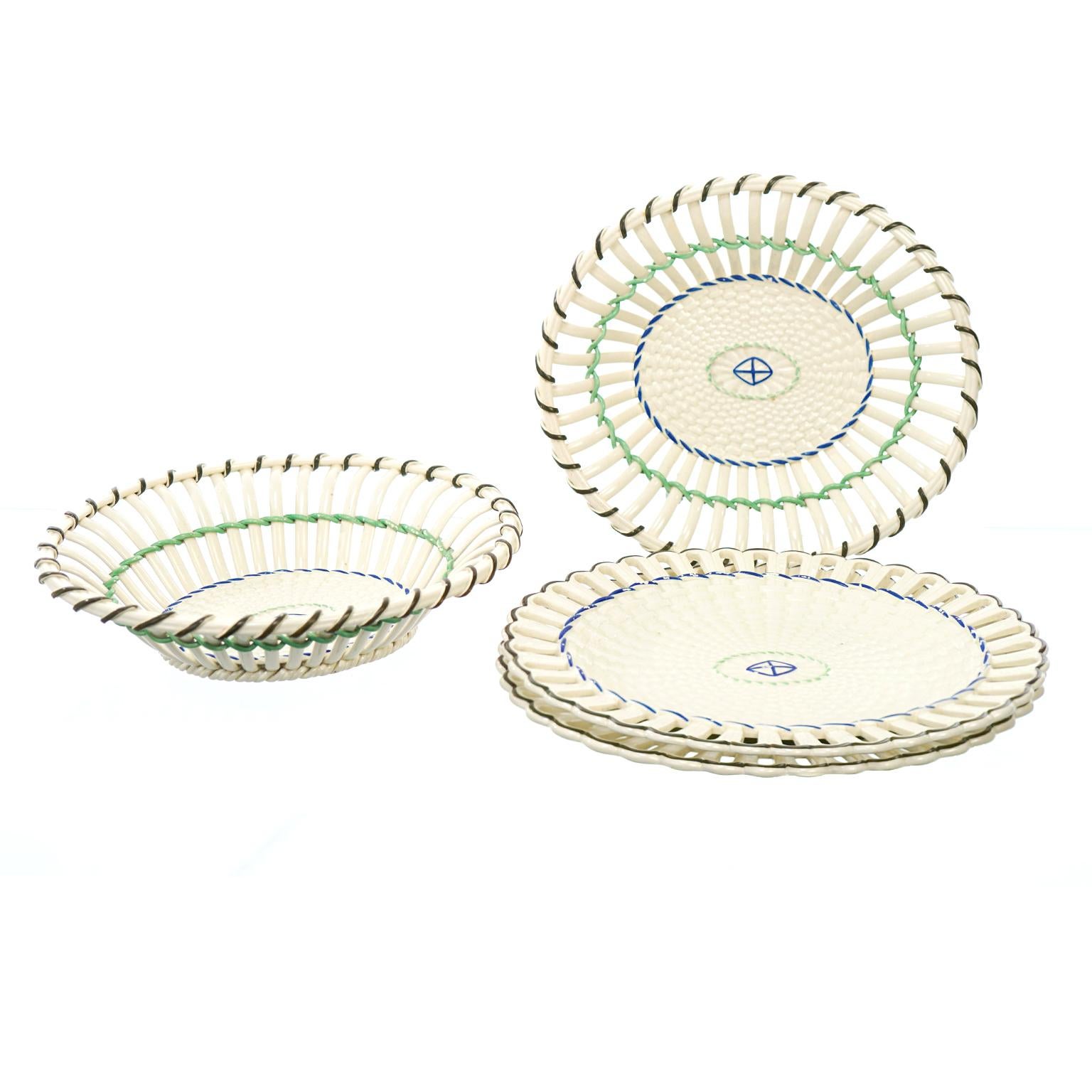 Pair of Wedgwood Creamware Chestnut Baskets and Underplates For Sale 5